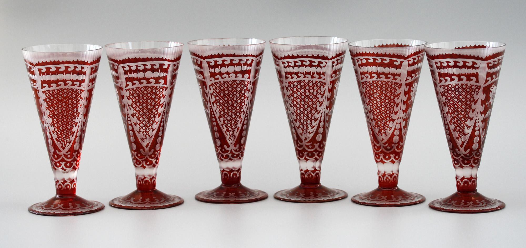 Tchèque Ensemble rare de six verres à cordial de Bohème rouges avec superposition de flashs  en vente