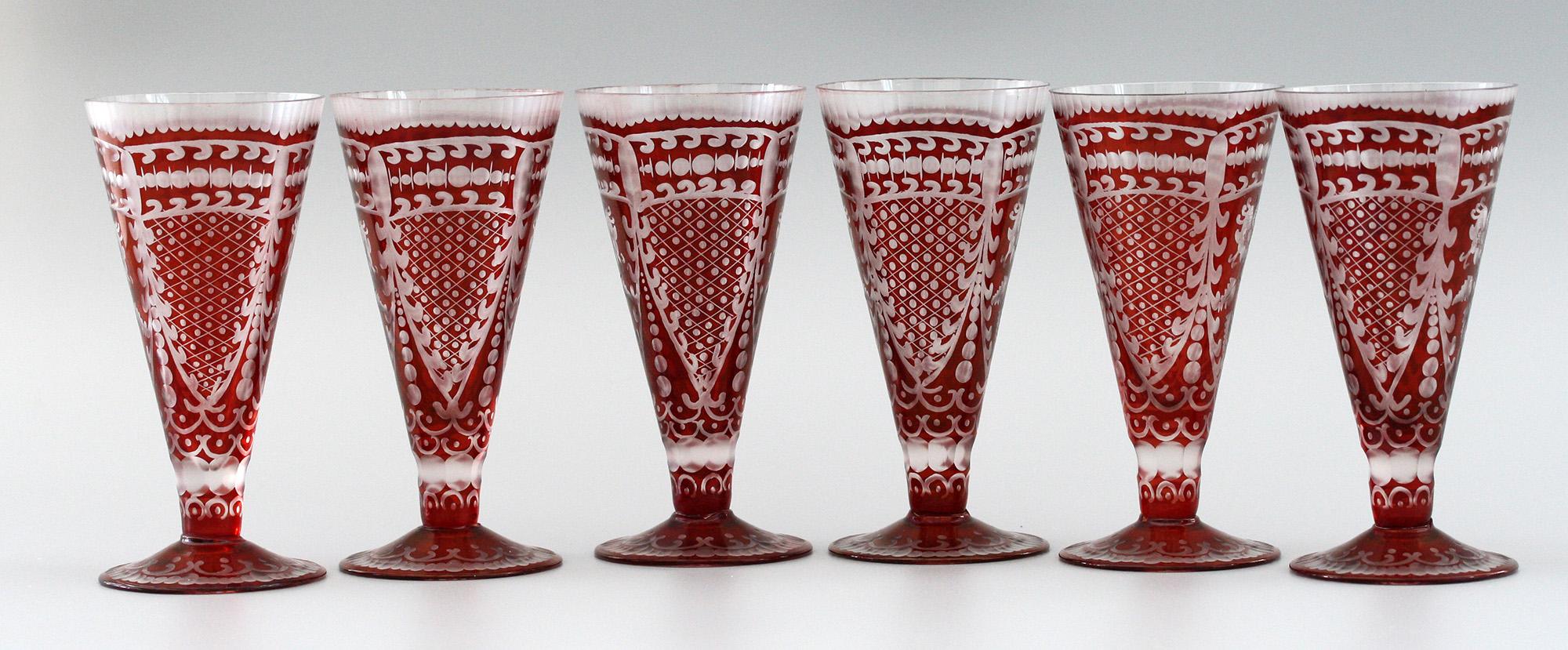 Buriné Ensemble rare de six verres à cordial de Bohème rouges avec superposition de flashs  en vente