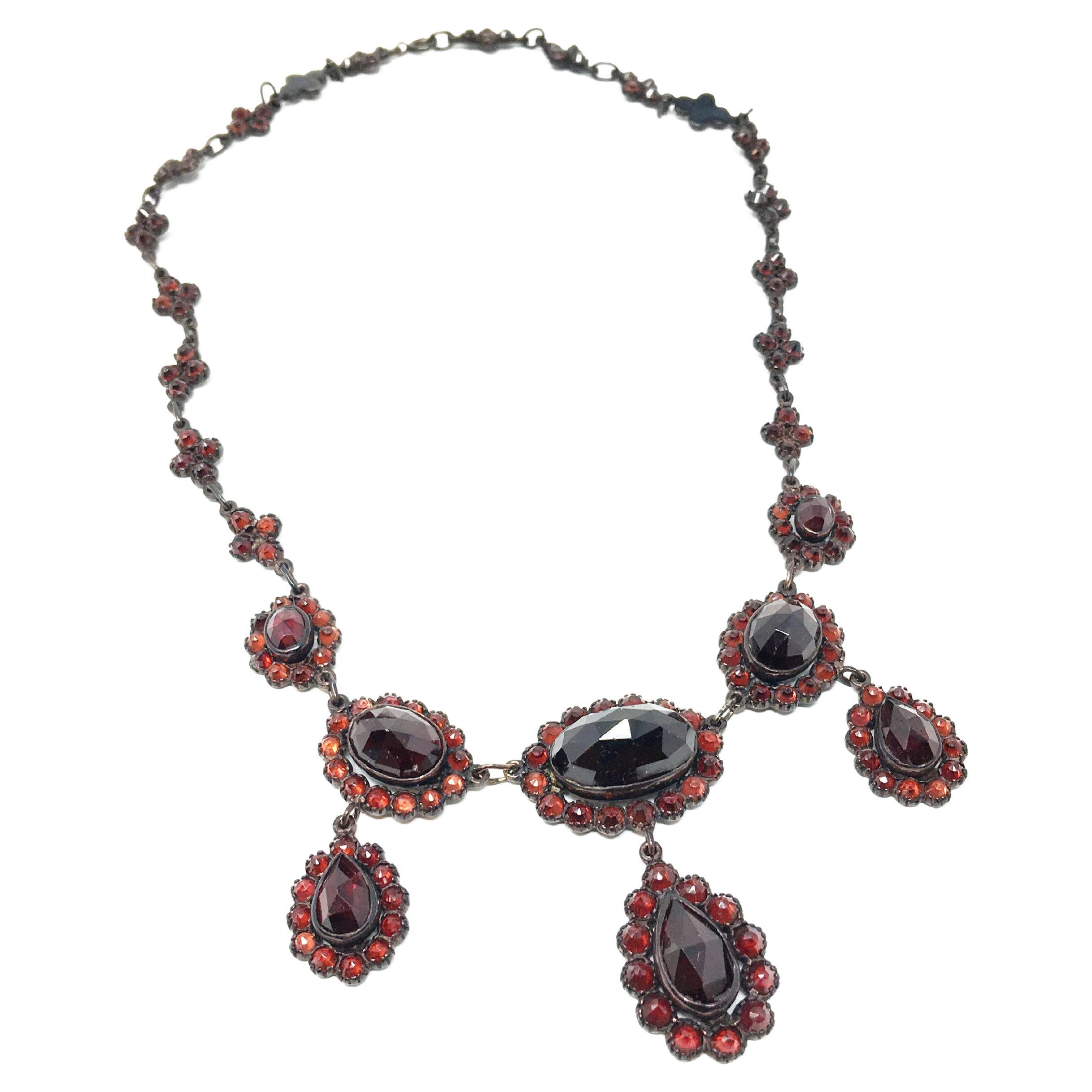 Böhmische rote Granat-Halskette mit Tropfenkragen im Angebot