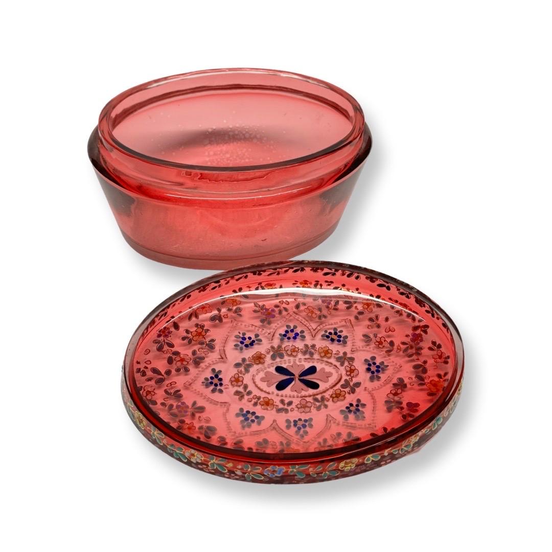 Caja de cristal rojo de Bohemia con esmalte pintado a mano, Finales del siglo XIX - principios del XX en venta 3