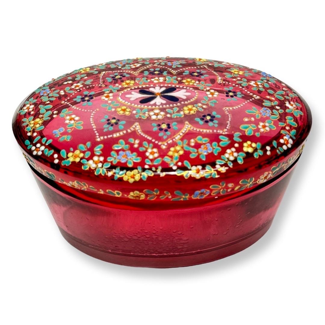 Caja de cristal rojo de Bohemia con esmalte pintado a mano, Finales del siglo XIX - principios del XX Art Nouveau en venta