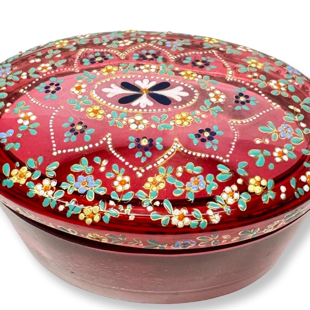 Caja de cristal rojo de Bohemia con esmalte pintado a mano, Finales del siglo XIX - principios del XX Esmaltado en venta