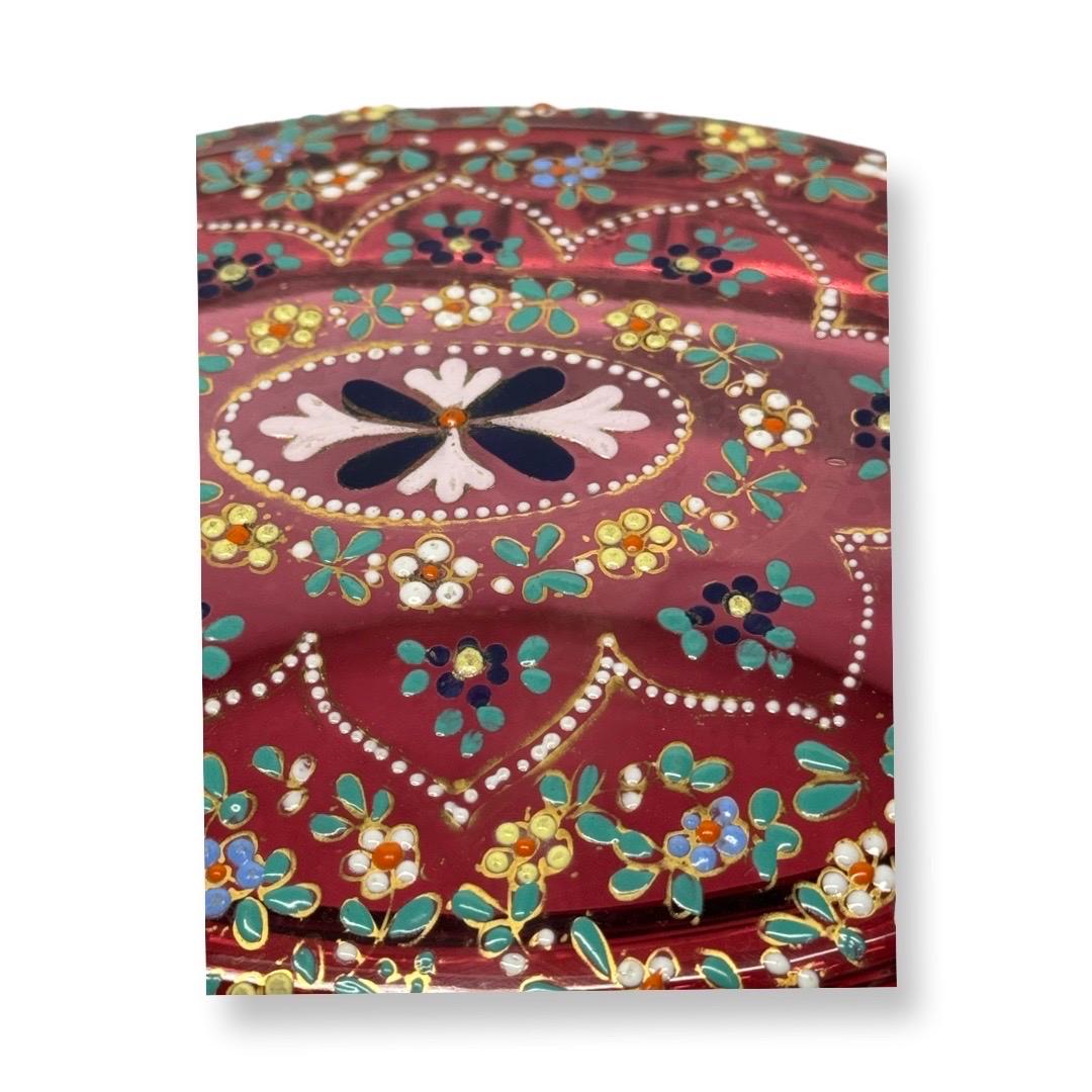 Caja de cristal rojo de Bohemia con esmalte pintado a mano, Finales del siglo XIX - principios del XX en Excelente estado para la venta en CANNES, FR