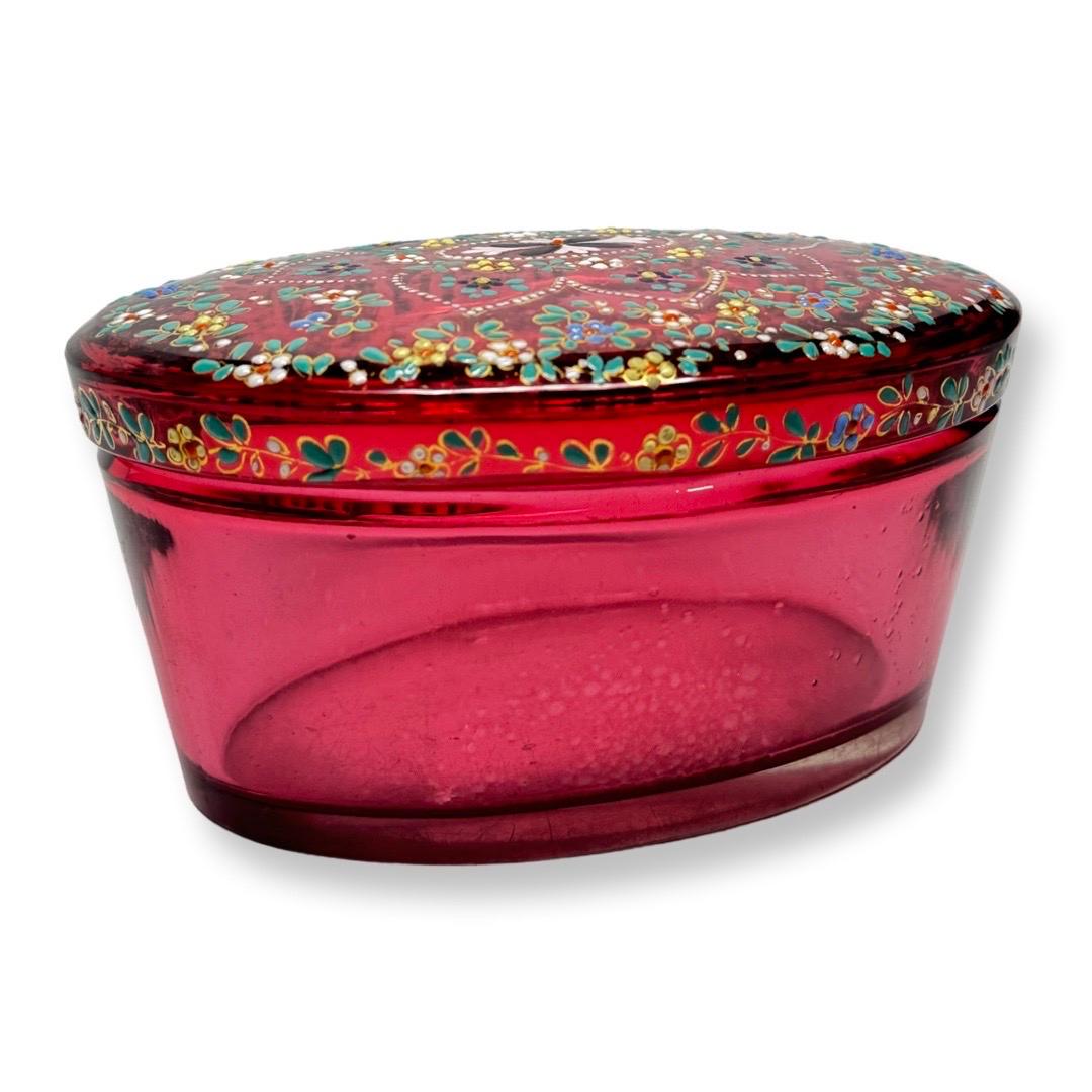 Caja de cristal rojo de Bohemia con esmalte pintado a mano, Finales del siglo XIX - principios del XX siglo XX en venta
