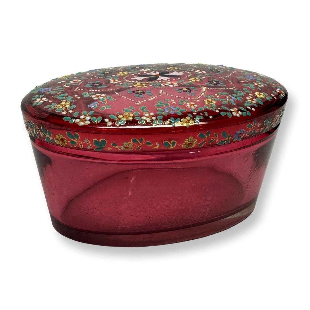 Caja de cristal rojo de Bohemia con esmalte pintado a mano, Finales del siglo XIX - principios del XX Vidrio artístico en venta