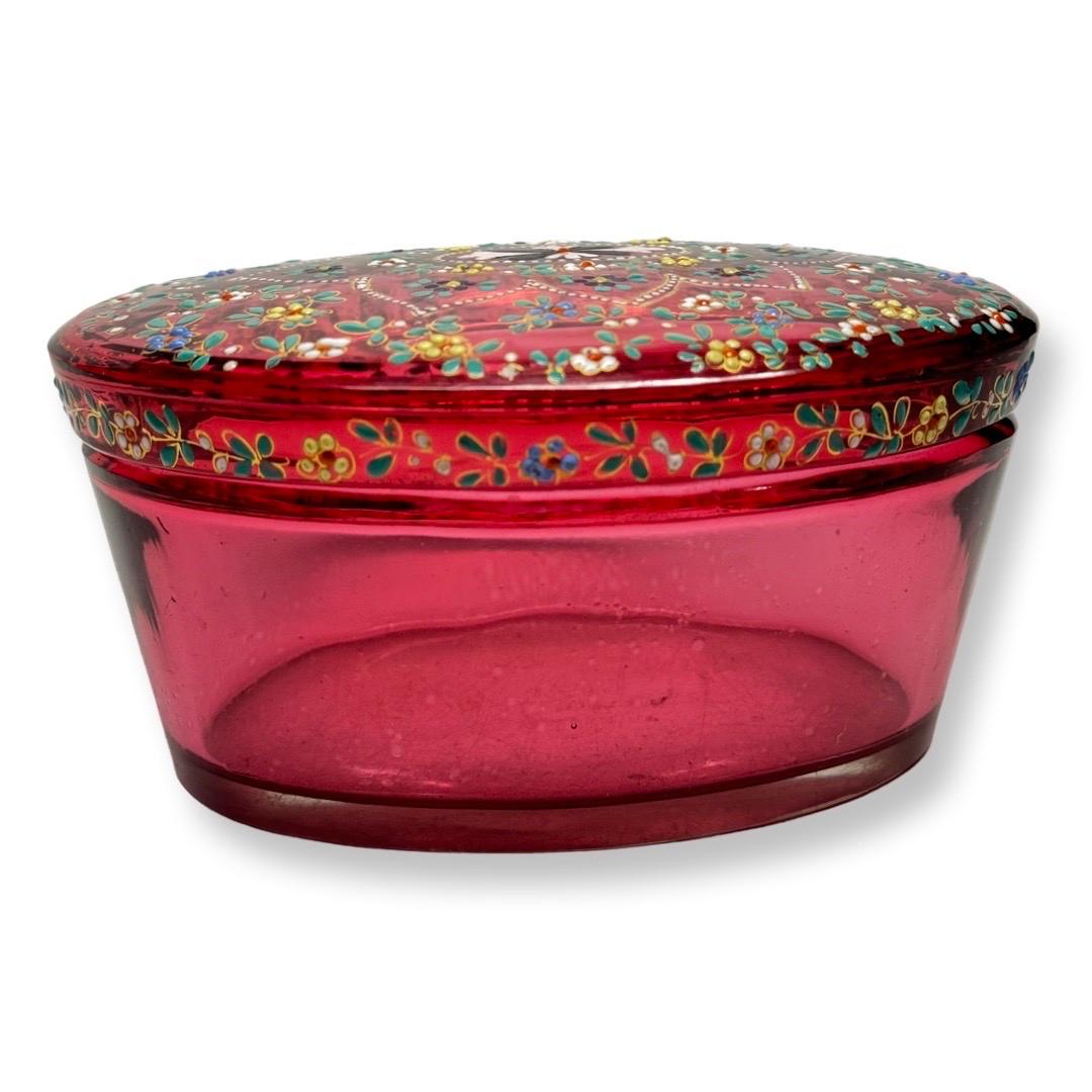 Caja de cristal rojo de Bohemia con esmalte pintado a mano, Finales del siglo XIX - principios del XX en venta 1