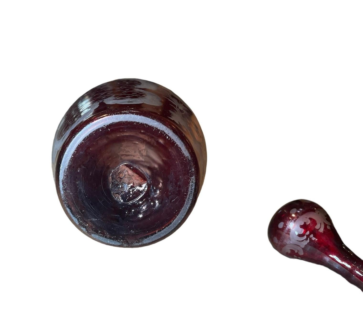 Kleine Karaffe aus böhmischem Rotglas (Glaskunst) im Angebot