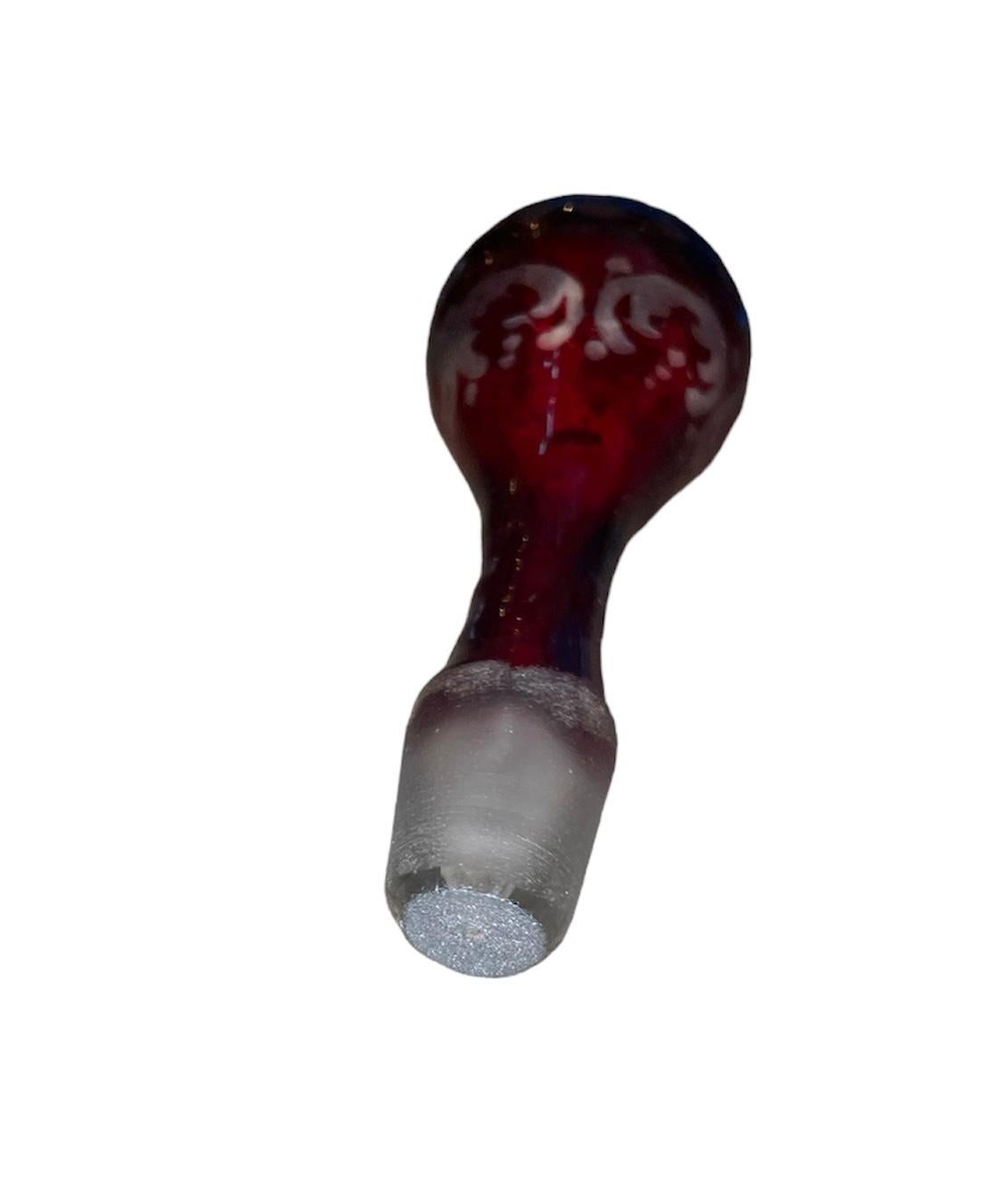 Kleine Karaffe aus böhmischem Rotglas im Angebot 1