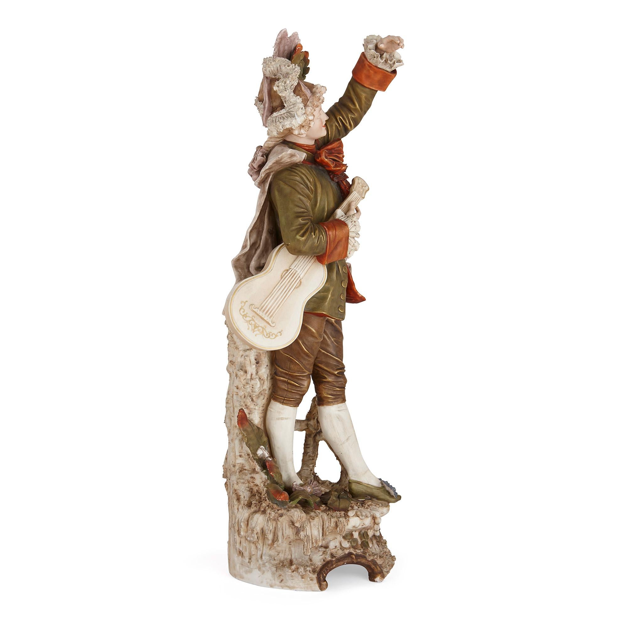 Figurine de musicien en porcelaine de Bohème Royal Dux
Bohème, fin du 19e siècle
Hauteur 80cm, largeur 27cm, profondeur 27cm

Cette charmante figurine en porcelaine représente un musicien de style rococo. La figurine est signée Royal Dux, qui