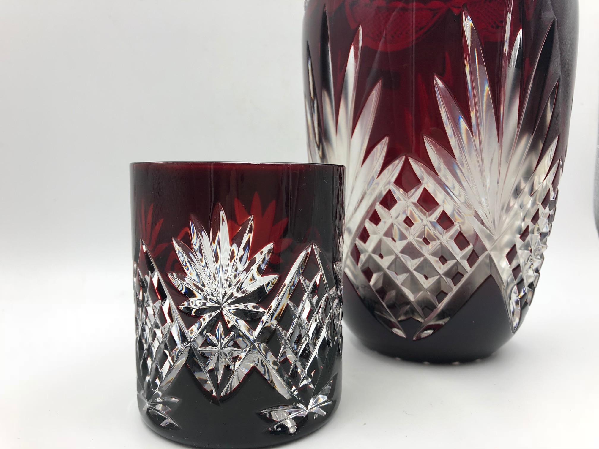 Wunderschöne große böhmische Vase aus geschliffenem, klarem Kristall mit Whiskeyglas 

20. Jahrhundert, komplett neu verkabelt.

Rubinroter Kristall, der so geschliffen ist, dass darunter ein klares Glasdesign zum Vorschein kommt.