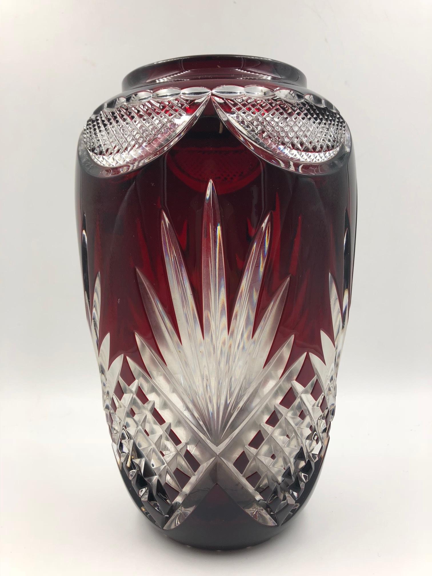 Böhmische Vase aus klarem Kristall mit Rubinrotem Schliff und Whiskey-Glas (Handgeschnitzt) im Angebot