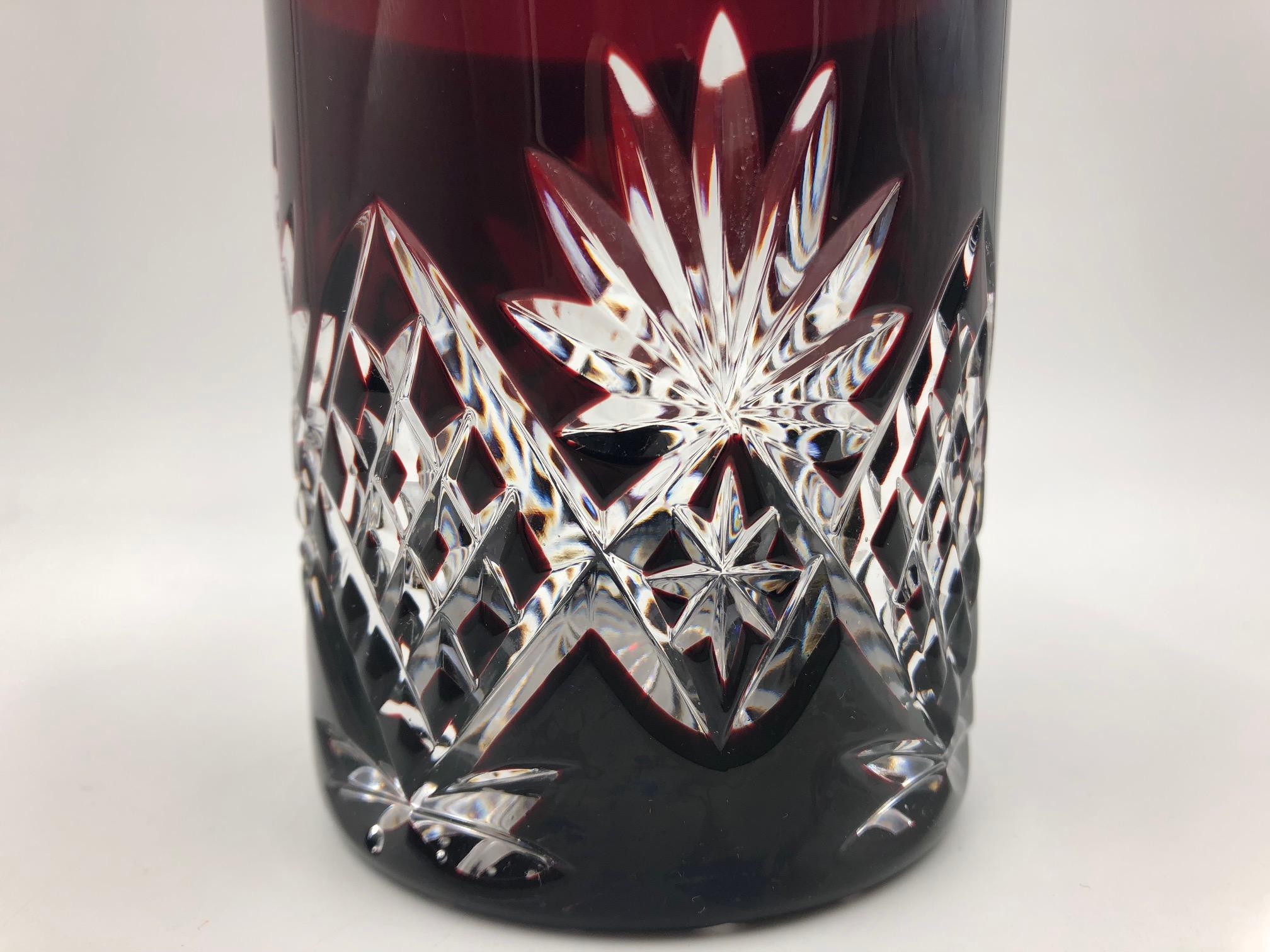 Böhmische Vase aus klarem Kristall mit Rubinrotem Schliff und Whiskey-Glas im Angebot 2