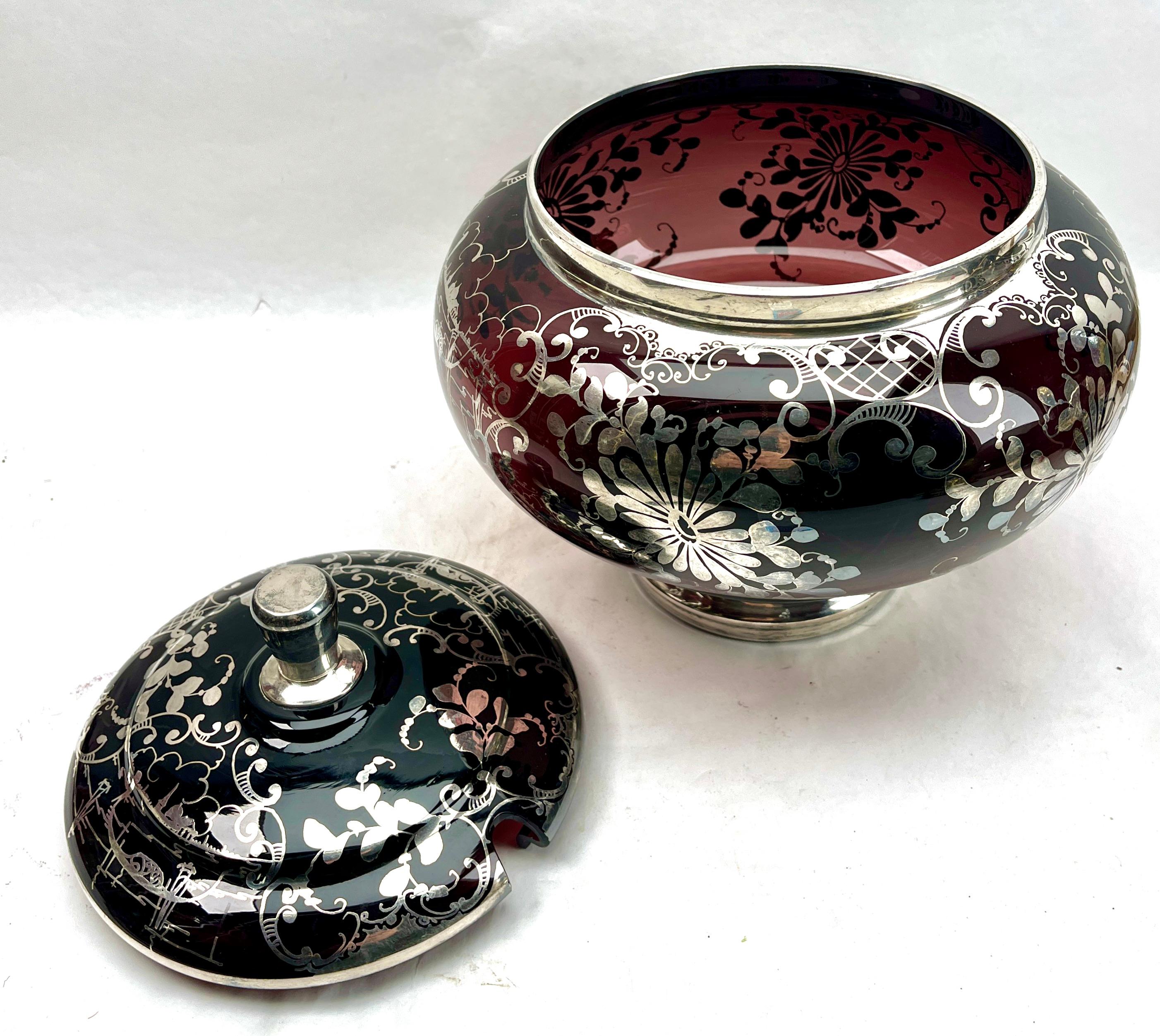 Böhmische, handgefertigte Glasschale mit Deckel aus böhmischem Silber  im Angebot 3
