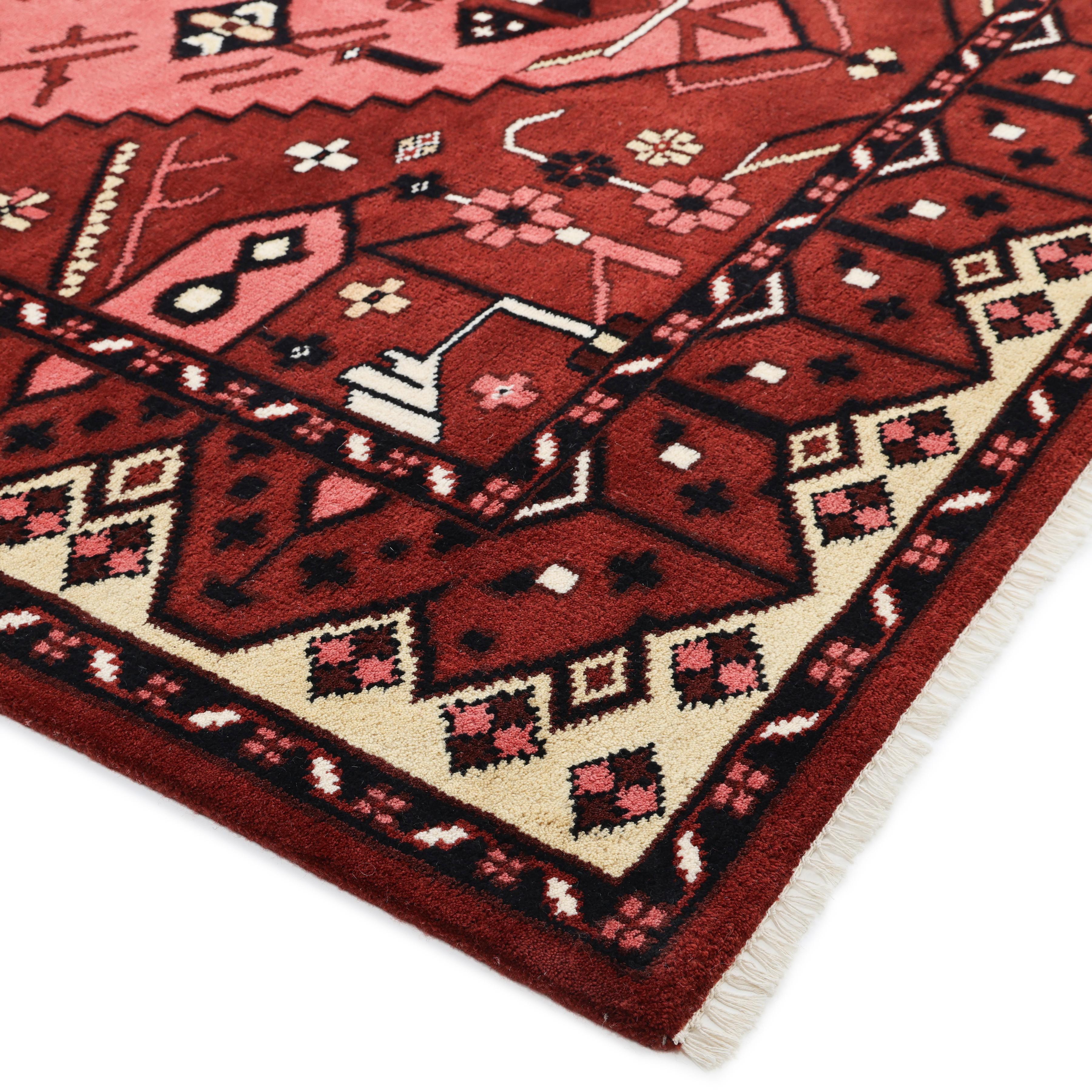 La ricca tradizione tessile dell'Africa occidentale ha ispirato la collezione di tappeti annodati a mano Tribal. Incorporando una serie di motivi geometrici, in palette che vanno dalla terra alla vivacità, questi tappeti danno un senso di energia e