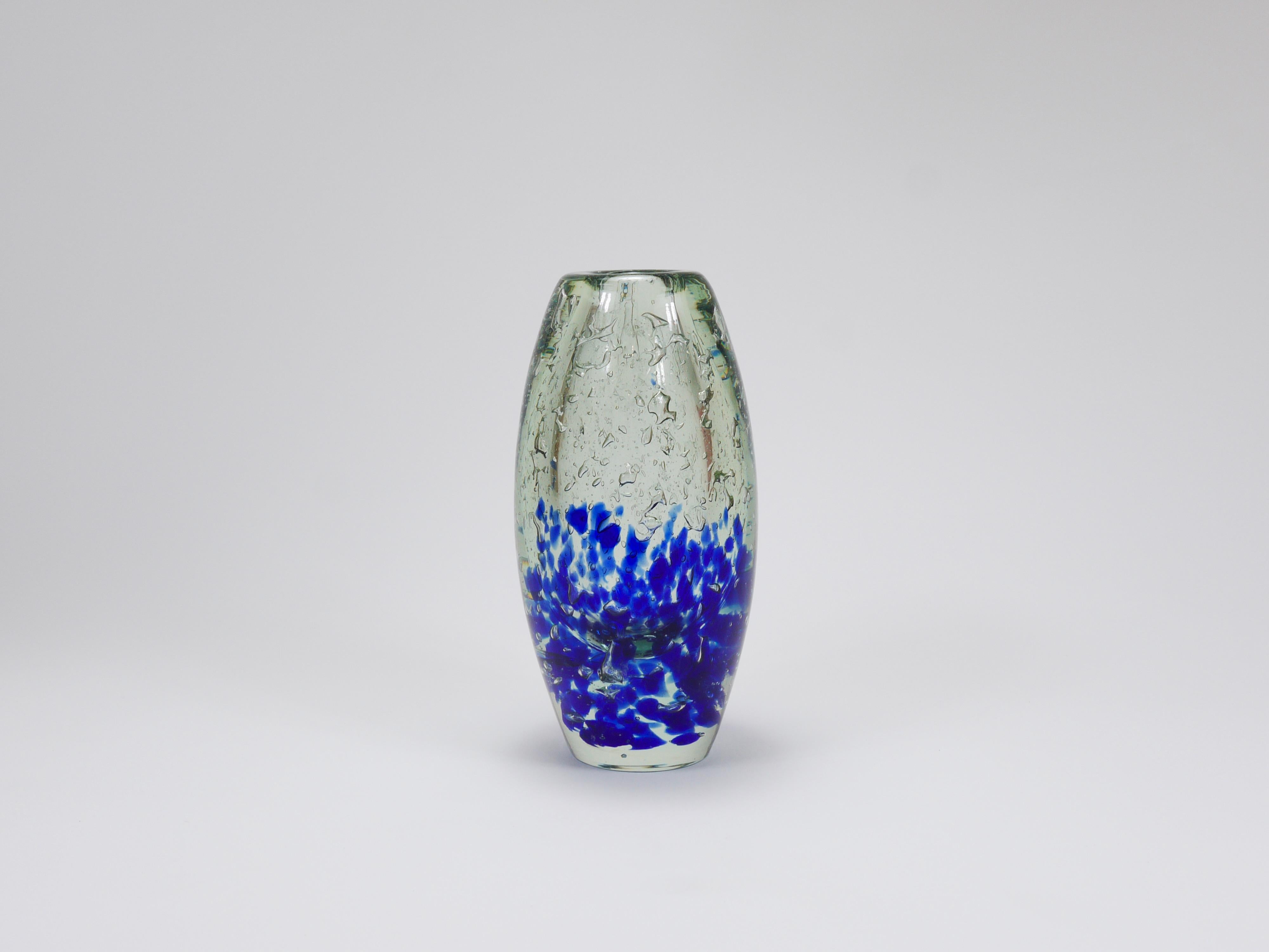 Un monumentale vaso in vetro artistico soffiato a mano, alto 10 pollici, disegnato da Jaroslav Svoboda e realizzato dalla vetreria Skrdlovice / Beránek nella Repubblica Ceca (ex Cecoslovacchia) negli anni Settanta. Questo delizioso pezzo presenta un