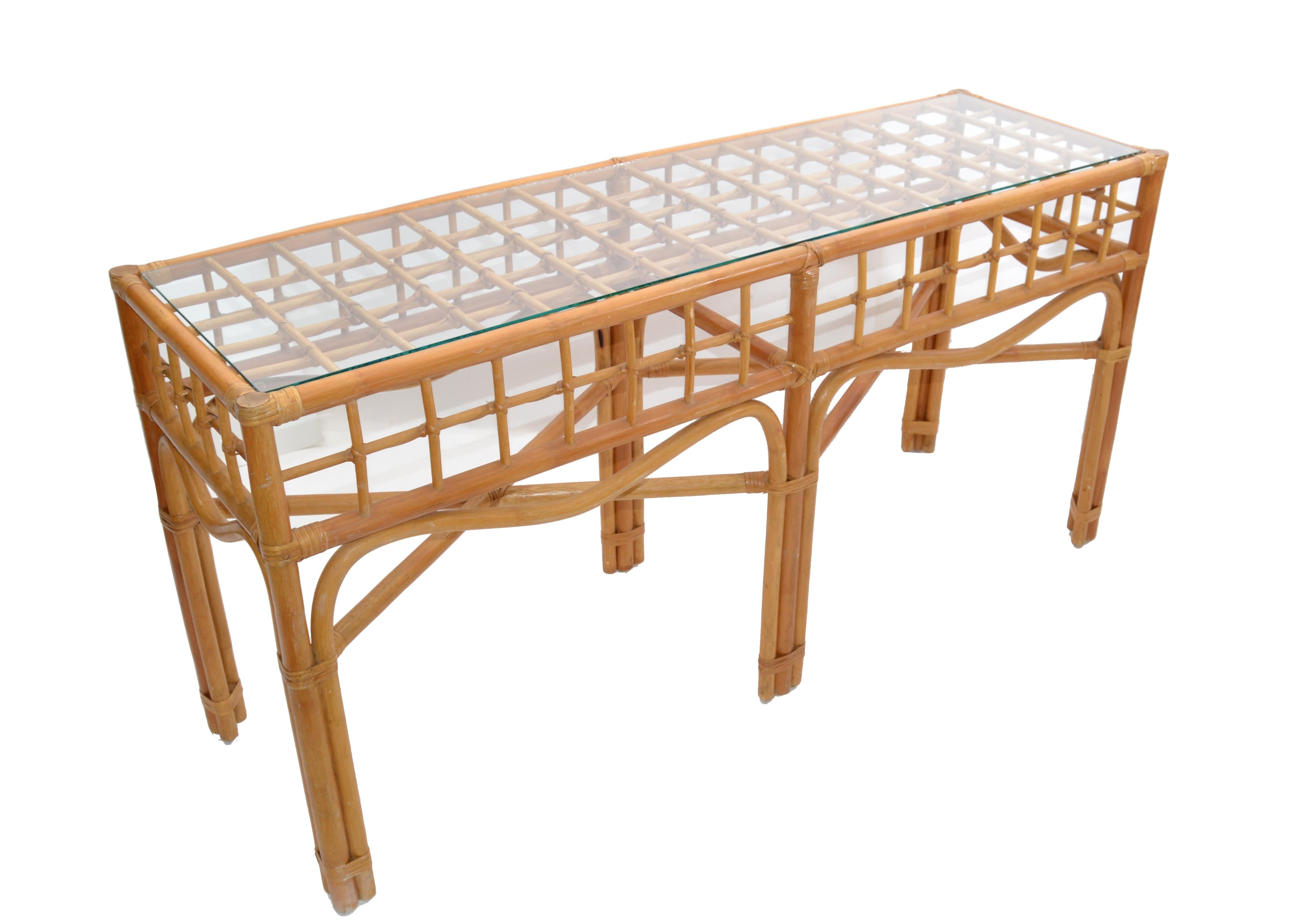 Impresionante consola o mesa de sofá de estilo moderno de mediados de siglo, hecha a mano con bambú curvado y ataduras de ratán.
Exclusivas seis patas de bambú y detalladas esquinas tejidas a mano.
Viene con una encimera de cristal.
 
F-614-335
  