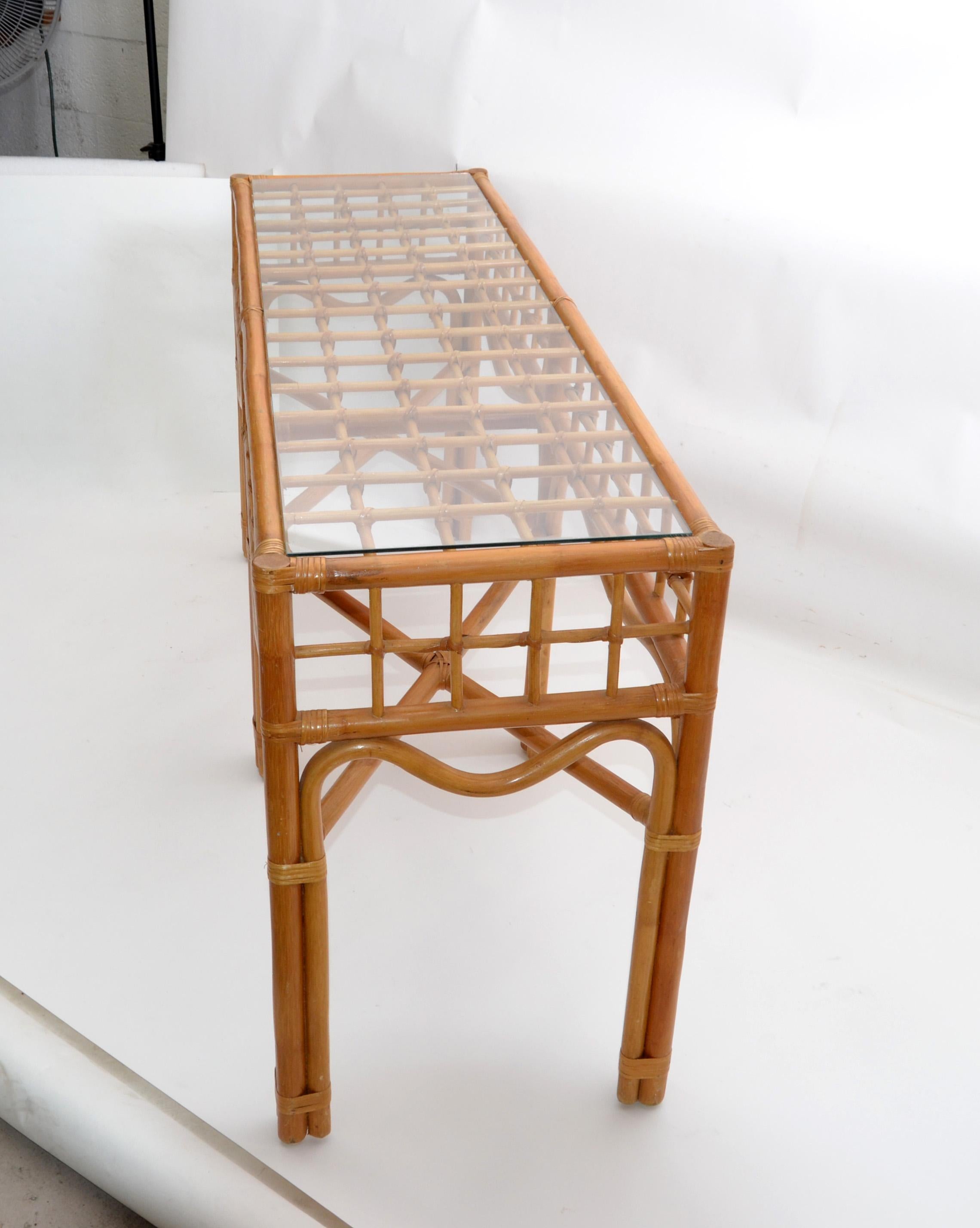 Consola artesanal de bambú curvado y ratán de estilo bohemio con tapa de cristal Hecho a mano en venta