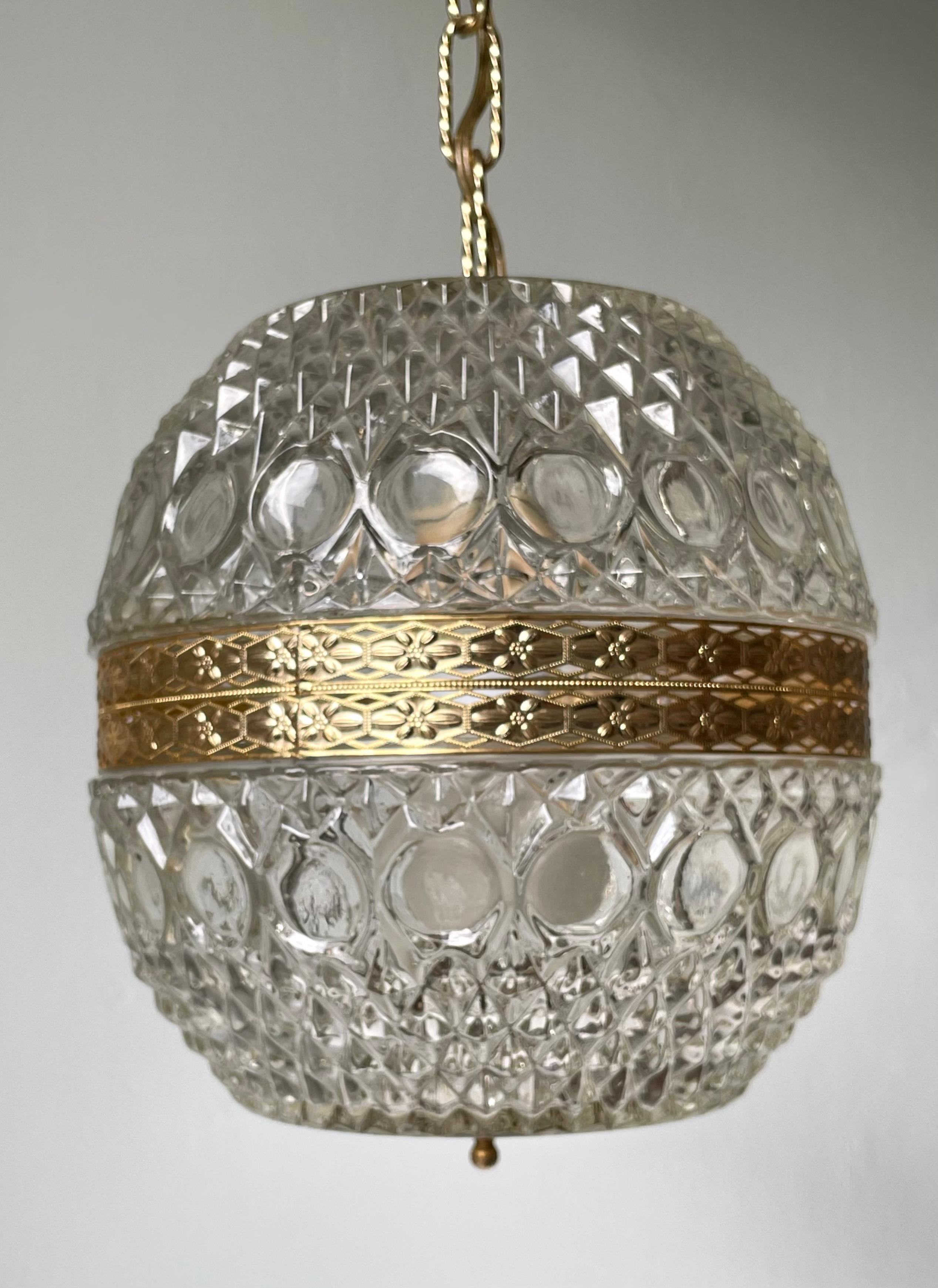 Large Bohemian Art Nouveau textured art glass pendant. Clear angled and rounded barrel shape with a center band of gilt metal decorated with stylized floral motifs. Original golden textured metal canopy and 1 meter long chain. Beautiful vintage