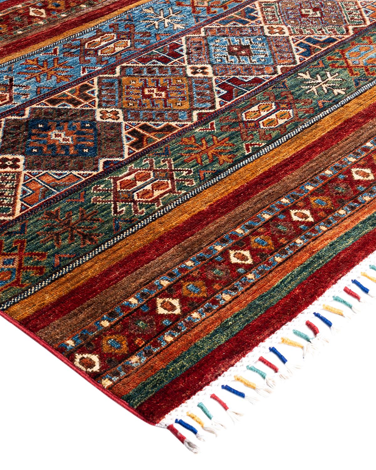 La riche tradition textile de l'Afrique occidentale a inspiré la collection Tribal de tapis noués à la main. Incorporant un mélange de motifs géométriques, dans des palettes allant de la terre à la vivacité, ces tapis apportent un sentiment