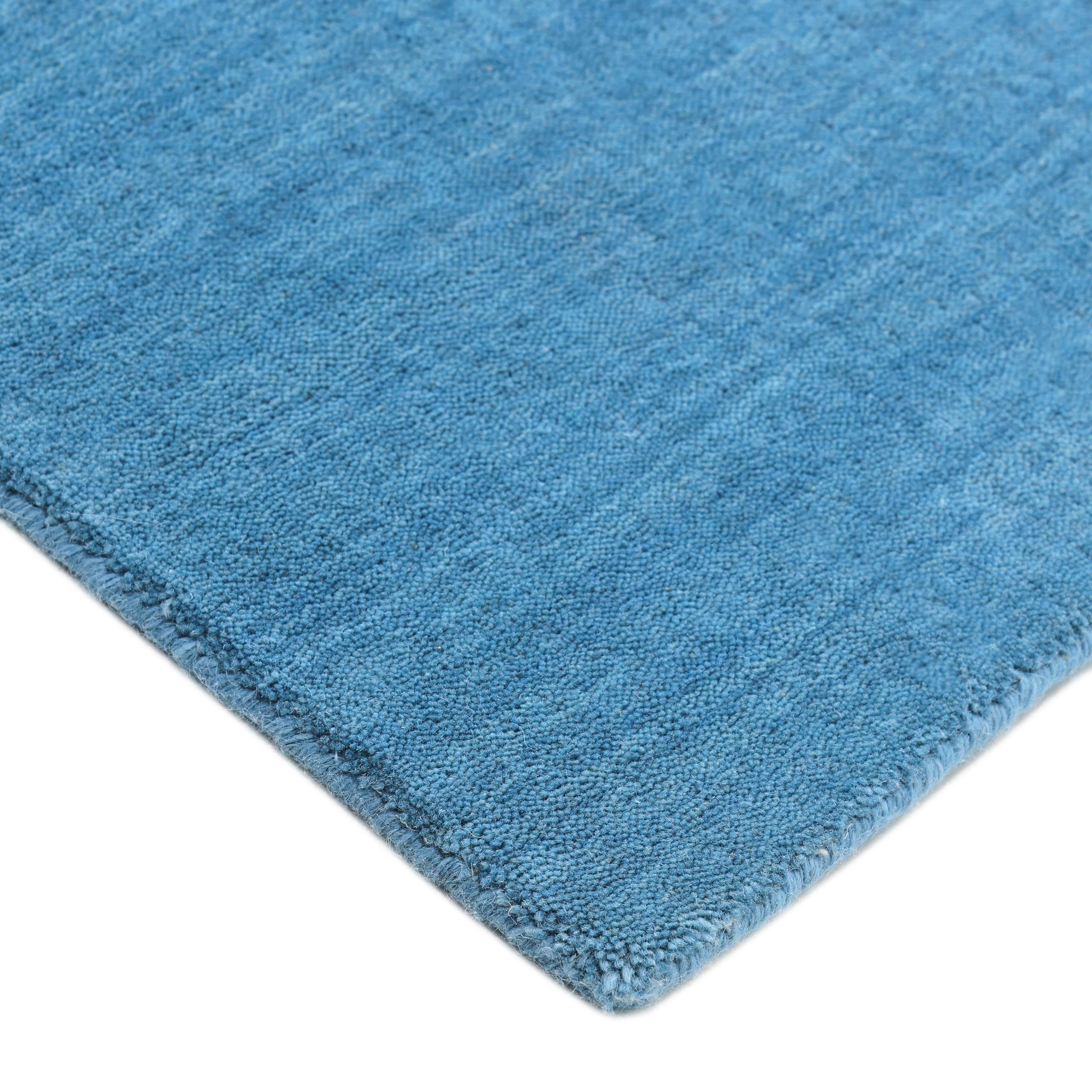 Die Nomaden des iranischen Zagrosgebirges knüpften die ursprünglichen Gabbeh-Teppiche zum Teil, um sich in kalten Winternächten warm zu halten. Als Hommage an diese Originaldesigns bietet diese Kollektion einen üppigen Flor, der Ihre nackten Füße