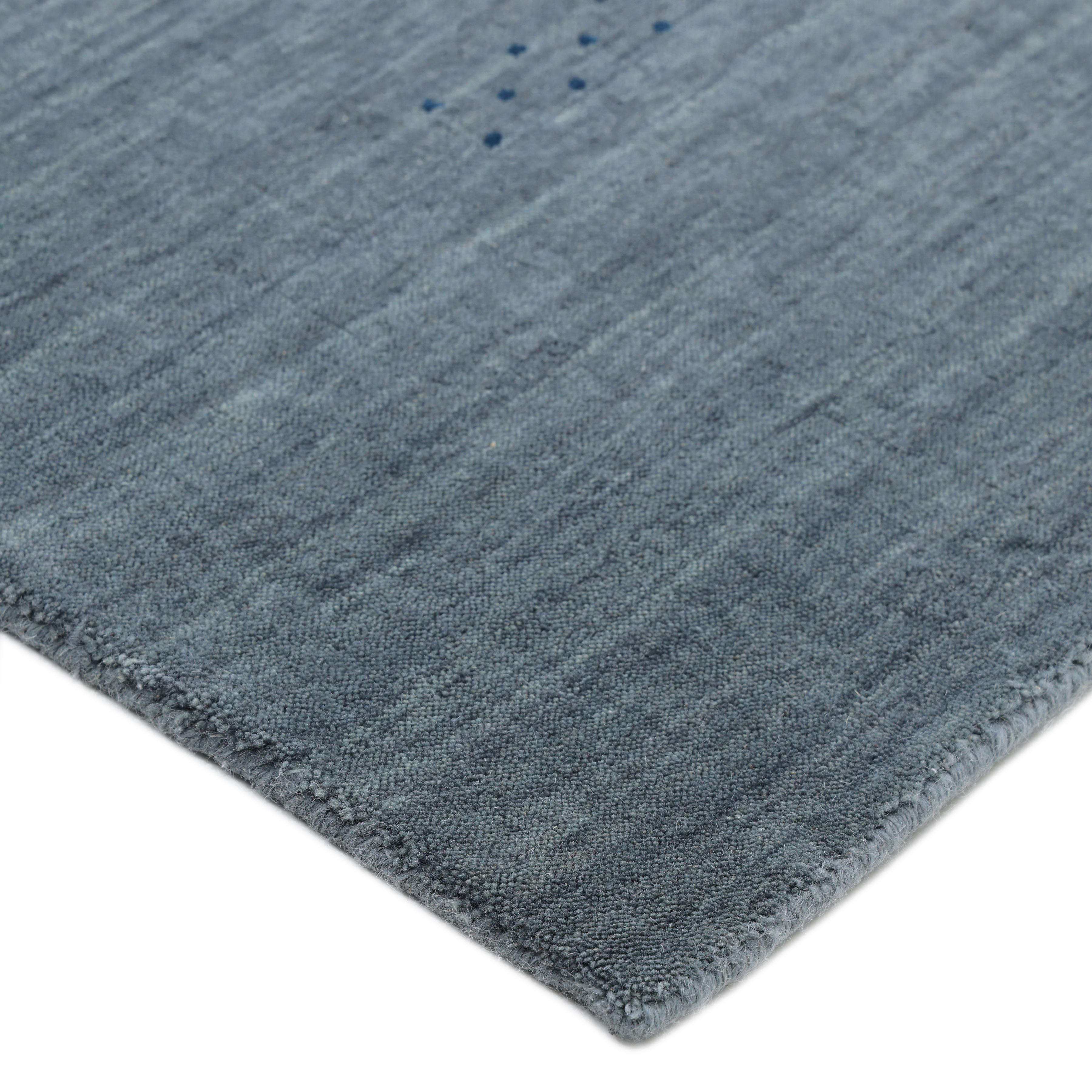 Die Nomaden des iranischen Zagrosgebirges knüpften die ursprünglichen Gabbeh-Teppiche zum Teil, um sich in kalten Winternächten warm zu halten. Als Hommage an diese Originaldesigns bietet diese Kollektion einen üppigen Flor, der Ihre nackten Füße