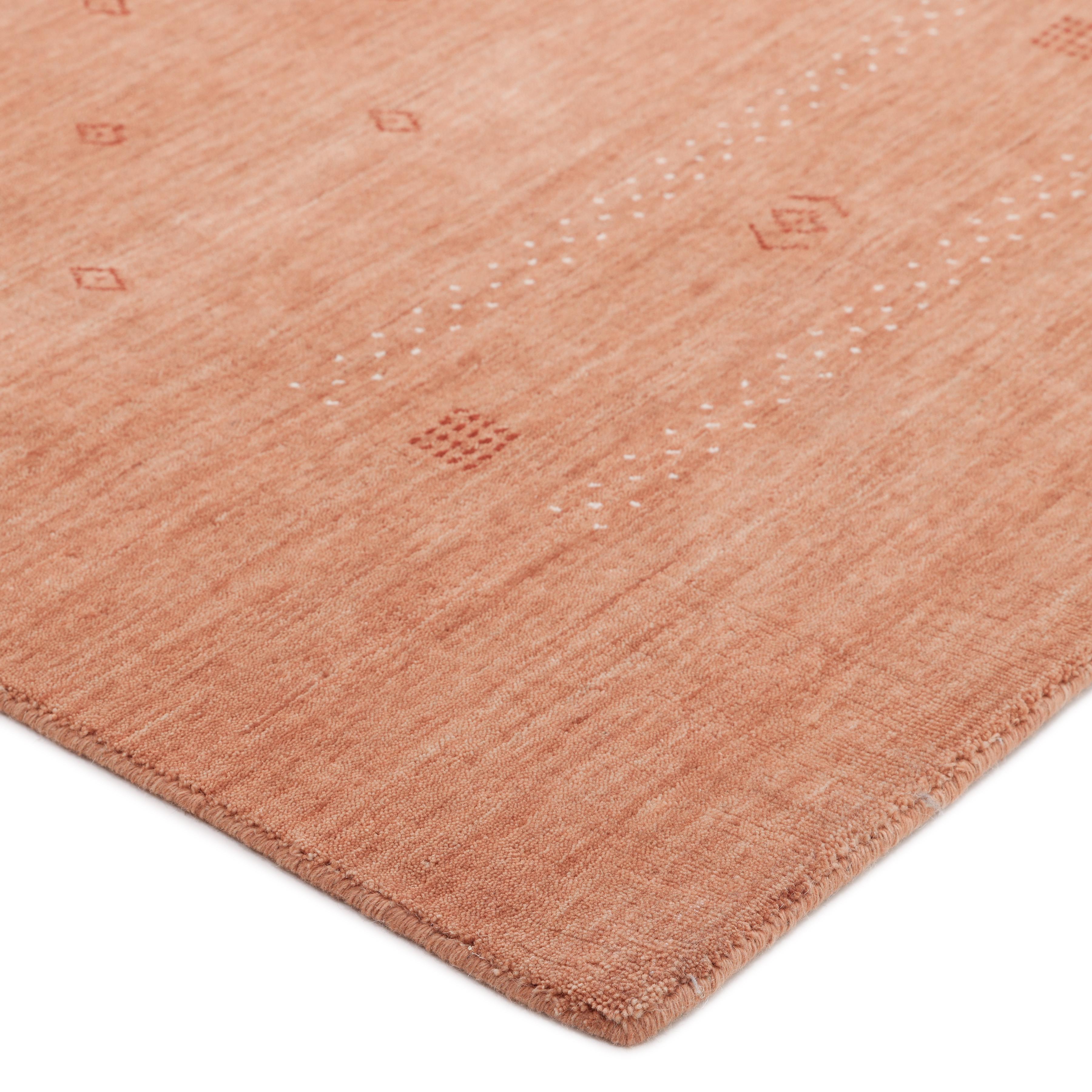 Die Nomaden des iranischen Zagrosgebirges knüpften die ursprünglichen Gabbeh-Teppiche zum Teil, um sich in kalten Winternächten warm zu halten. Als Hommage an diese Originaldesigns bietet diese Kollektion einen üppigen Flor, der Ihre nackten Füße