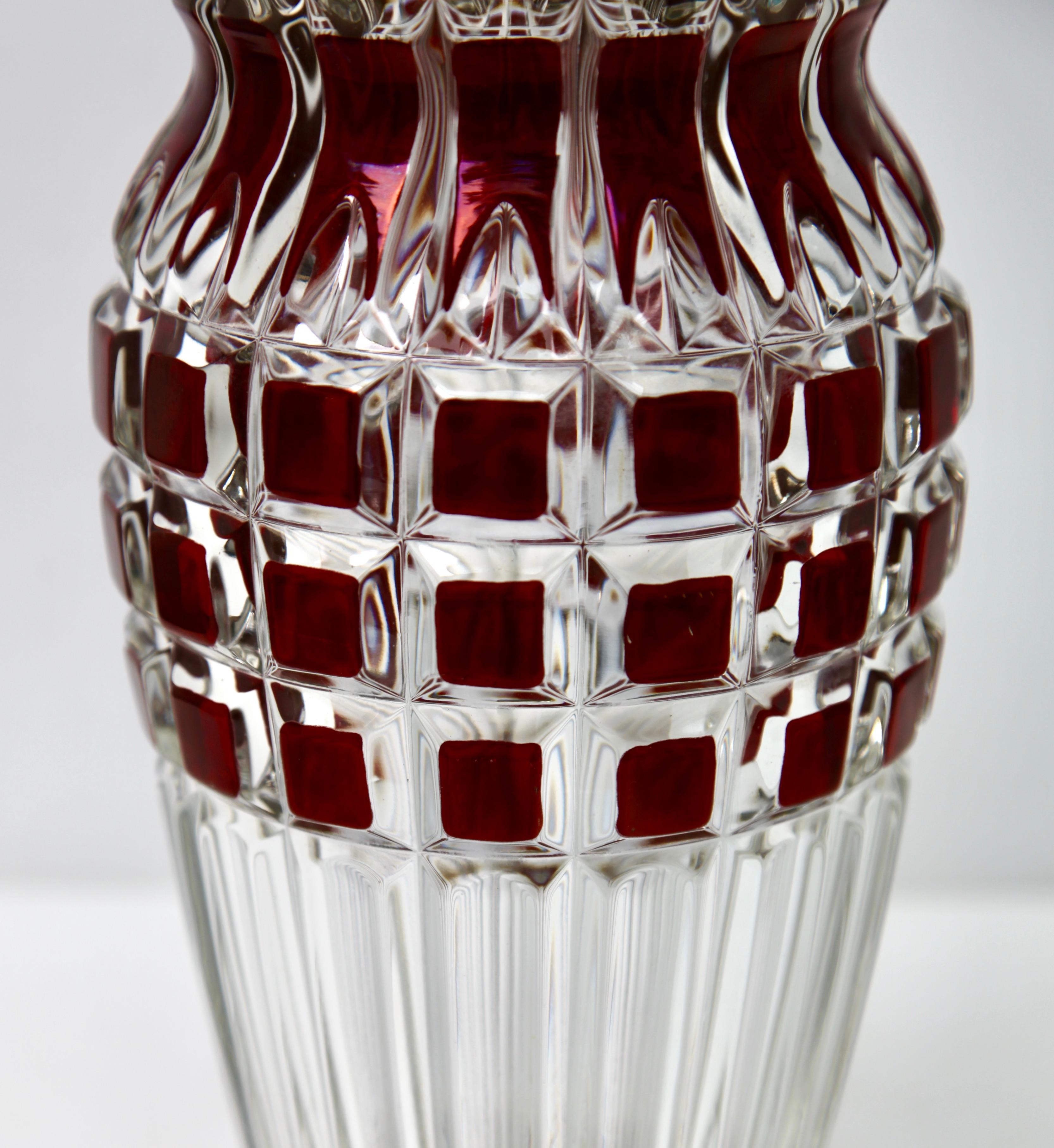 Tchèque Vase, canneberge Collard bohème en cristal taillé à la main, décoration géométrique en vente