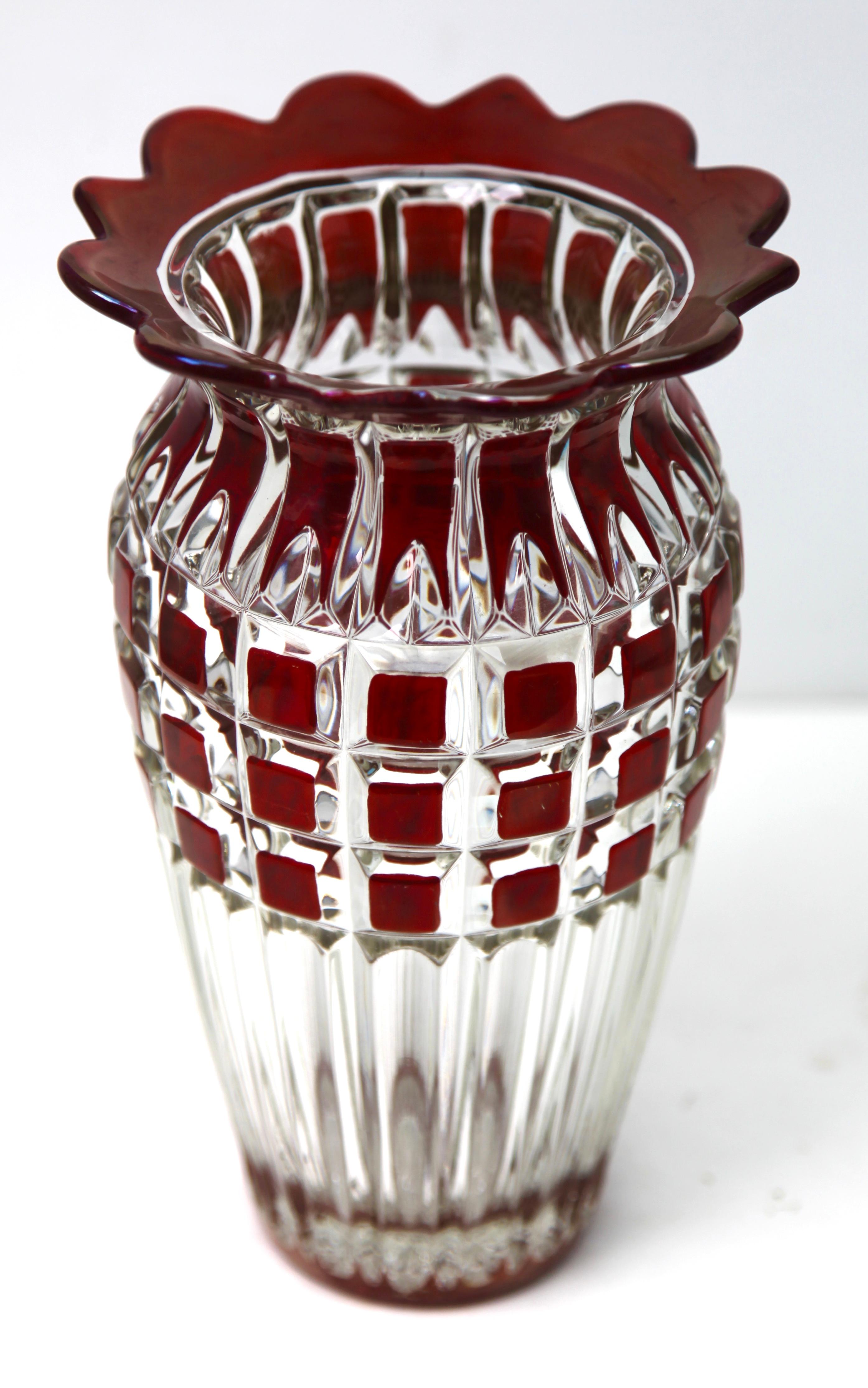 Fait main Vase, canneberge Collard bohème en cristal taillé à la main, décoration géométrique en vente