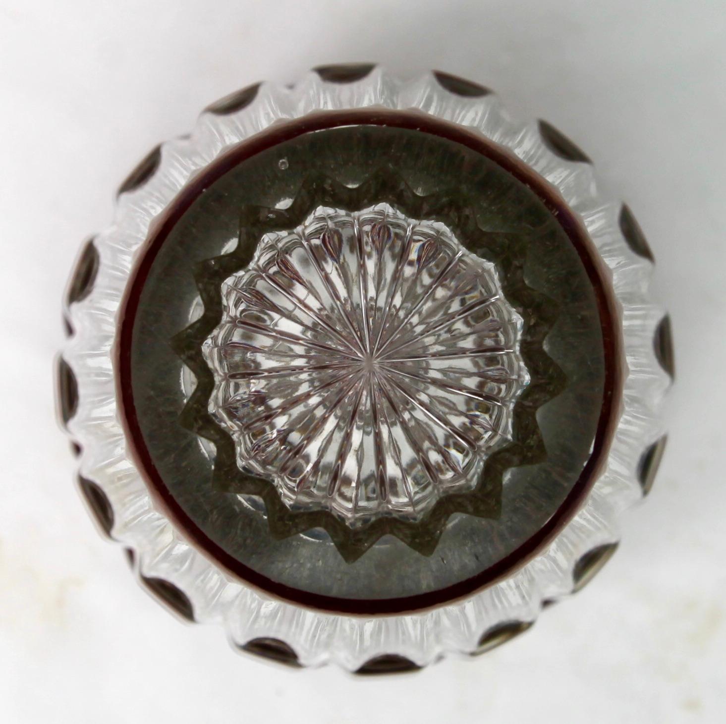 Cristal Vase, canneberge Collard bohème en cristal taillé à la main, décoration géométrique en vente
