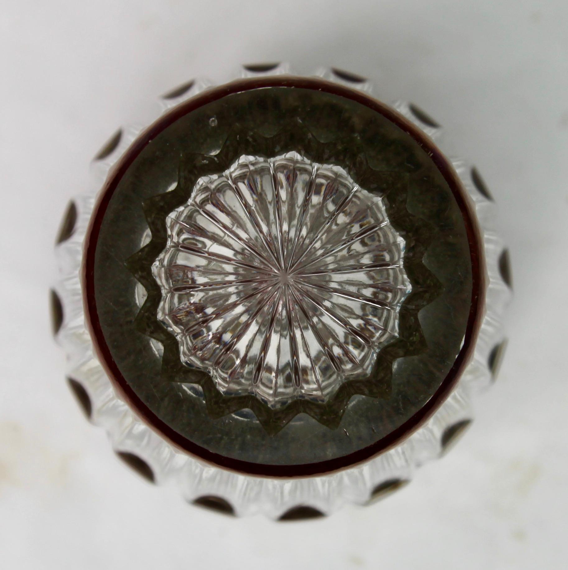 Vase, canneberge Collard bohème en cristal taillé à la main, décoration géométrique en vente 1