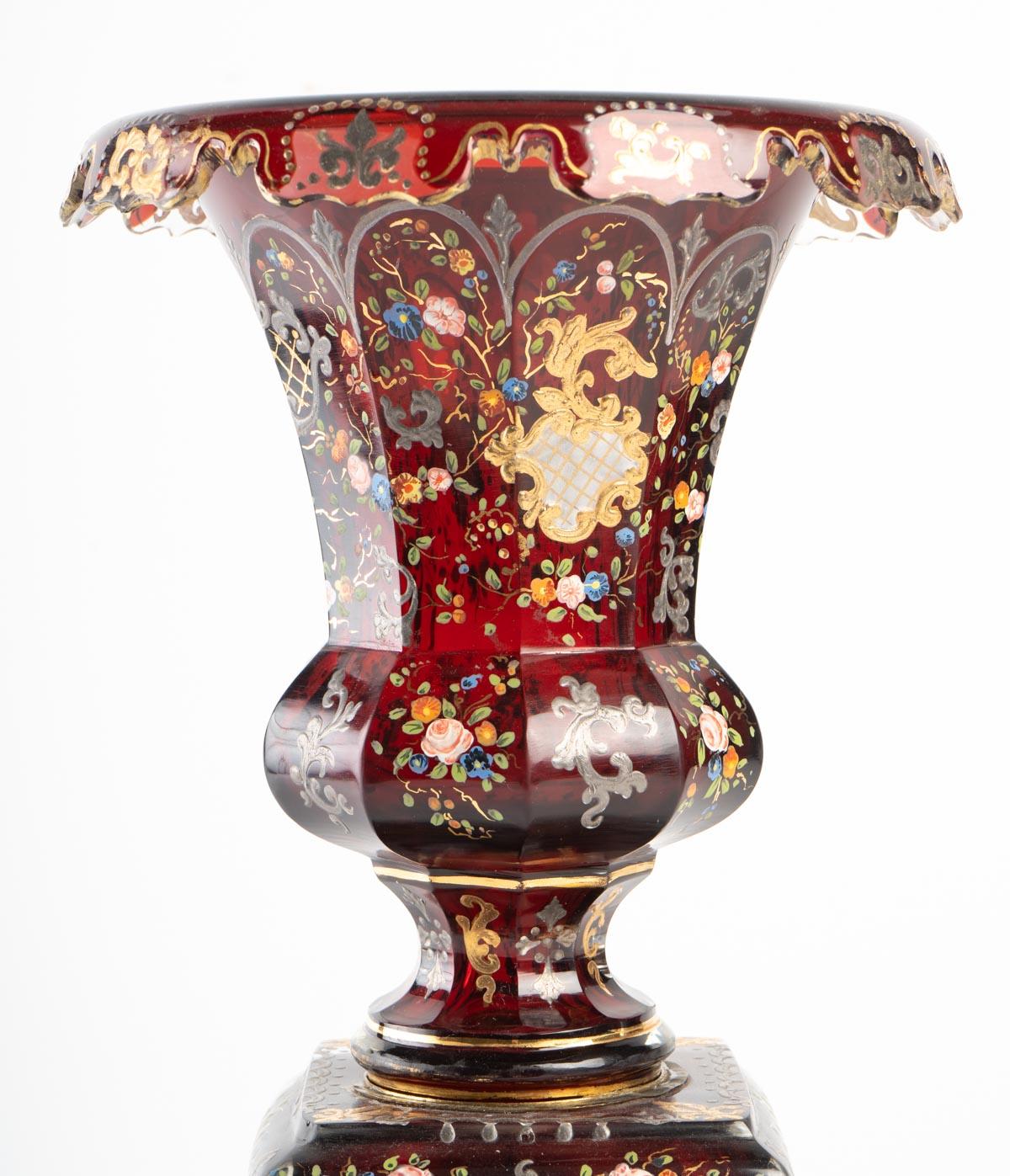 Bohemian vase, enameled gold-silver, 19th century, Napoleon III.
Measures: H 31 cm, W 13 cm, D 12 cm.