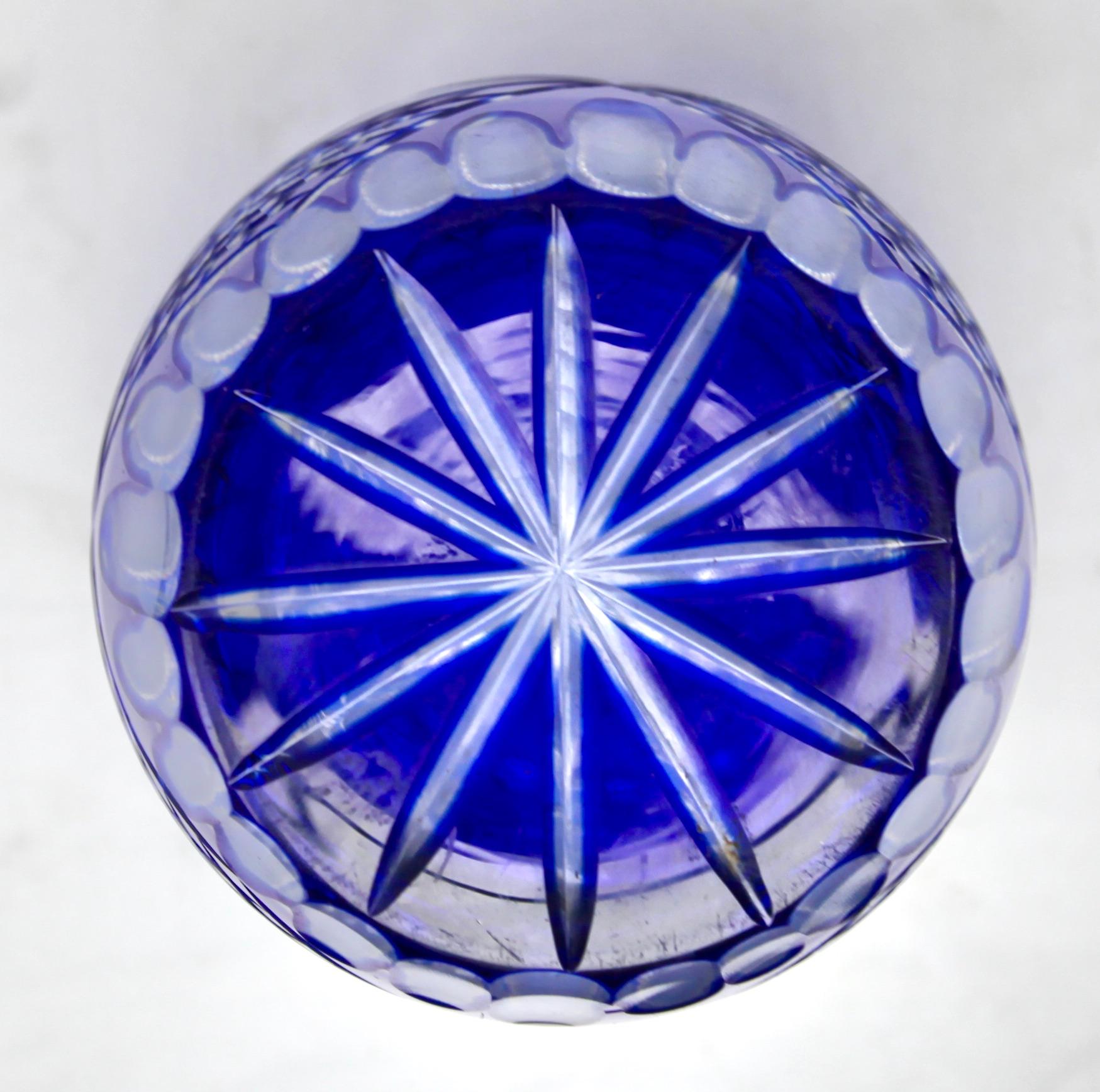 Böhmische sehr große kobaltfarbene Overlay-Vase aus geschliffenem Kristall, Mitte des 20. Jahrhunderts im Angebot 2