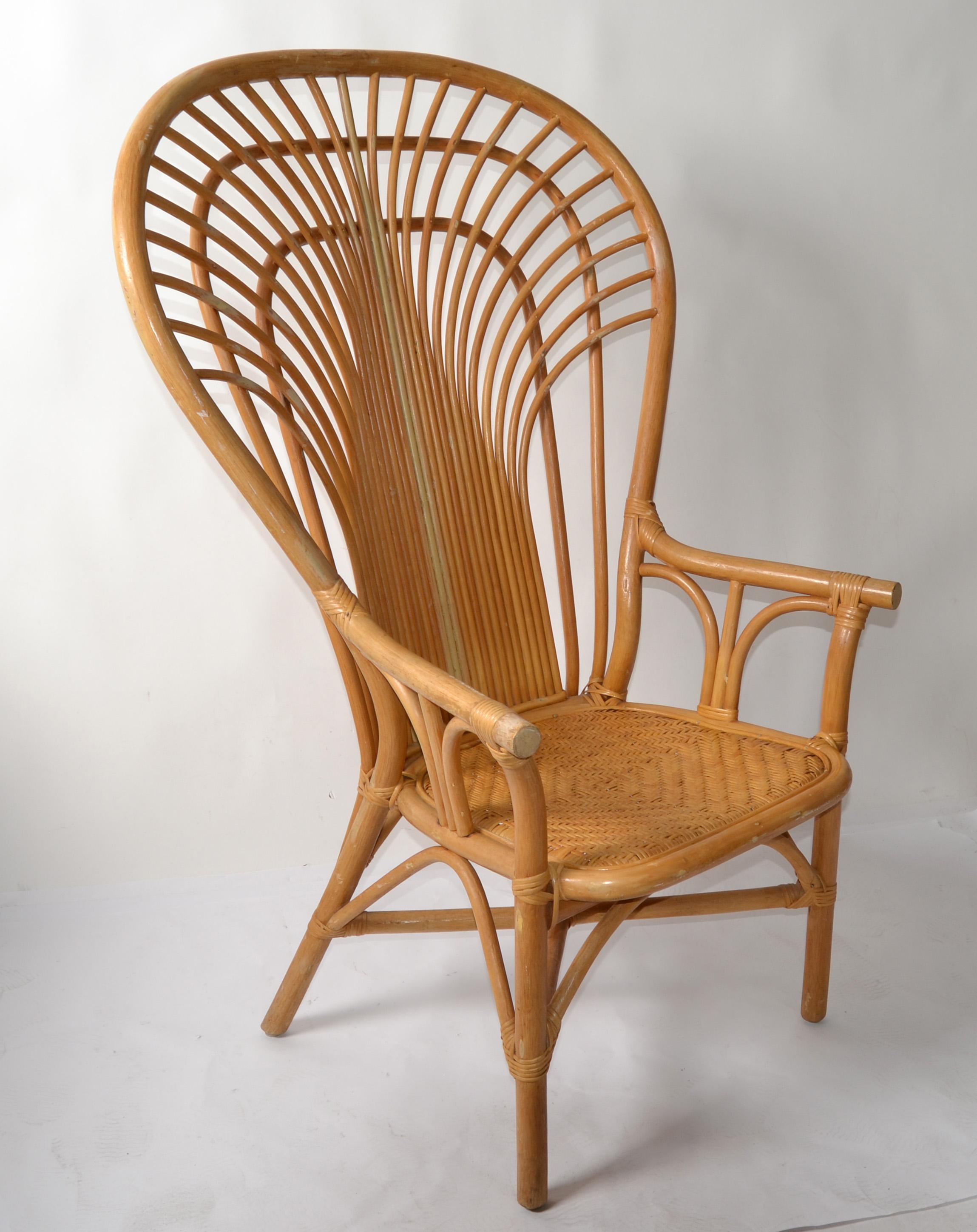 Atemberaubende Boho Chic handgewebten Vintage Beige Wingback Pfau Stuhl aus den 1970er Jahren.
Aus Bambusgeflecht, Rattan und gespaltenem Schilfrohr handgefertigter und handgeflochtener Sitz.
Goldfolien-Label an der Basis, hergestellt auf den