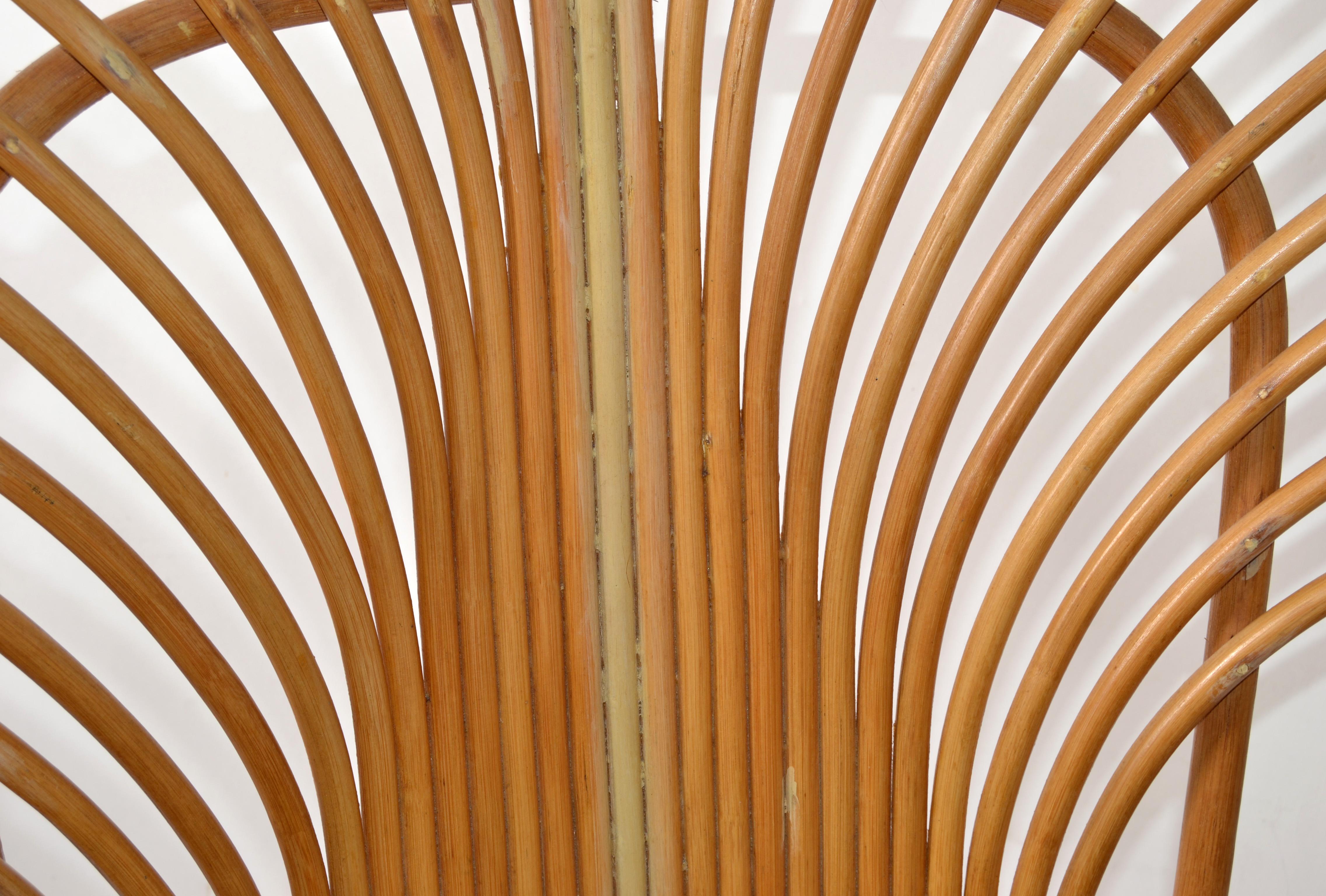 Fin du 20e siècle Chaise paon bohème vintage en bambou et rotin beige à cannage fendu, fabriquée à la main en vente
