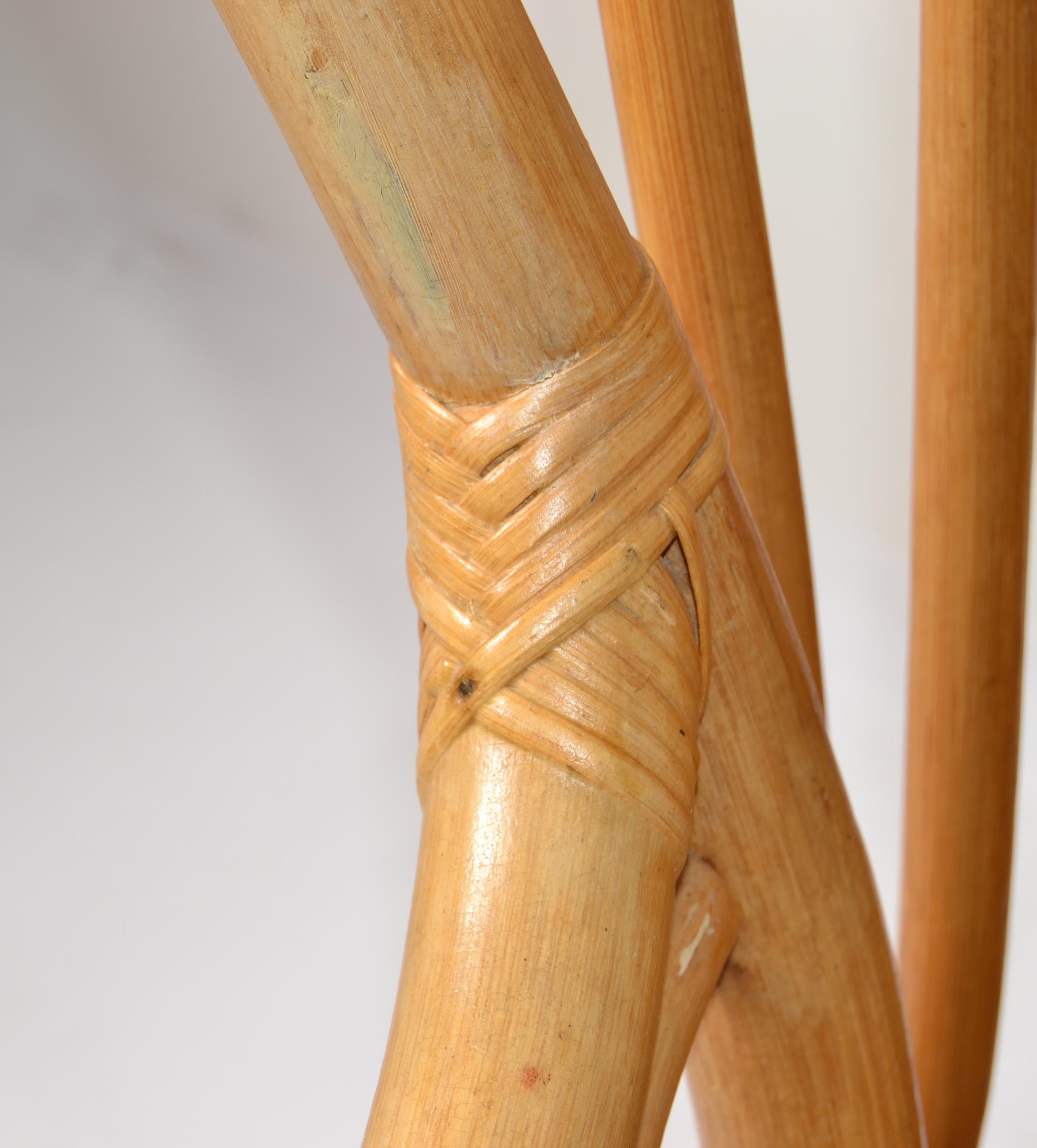 Chaise paon bohème vintage en bambou et rotin beige à cannage fendu, fabriquée à la main en vente 1