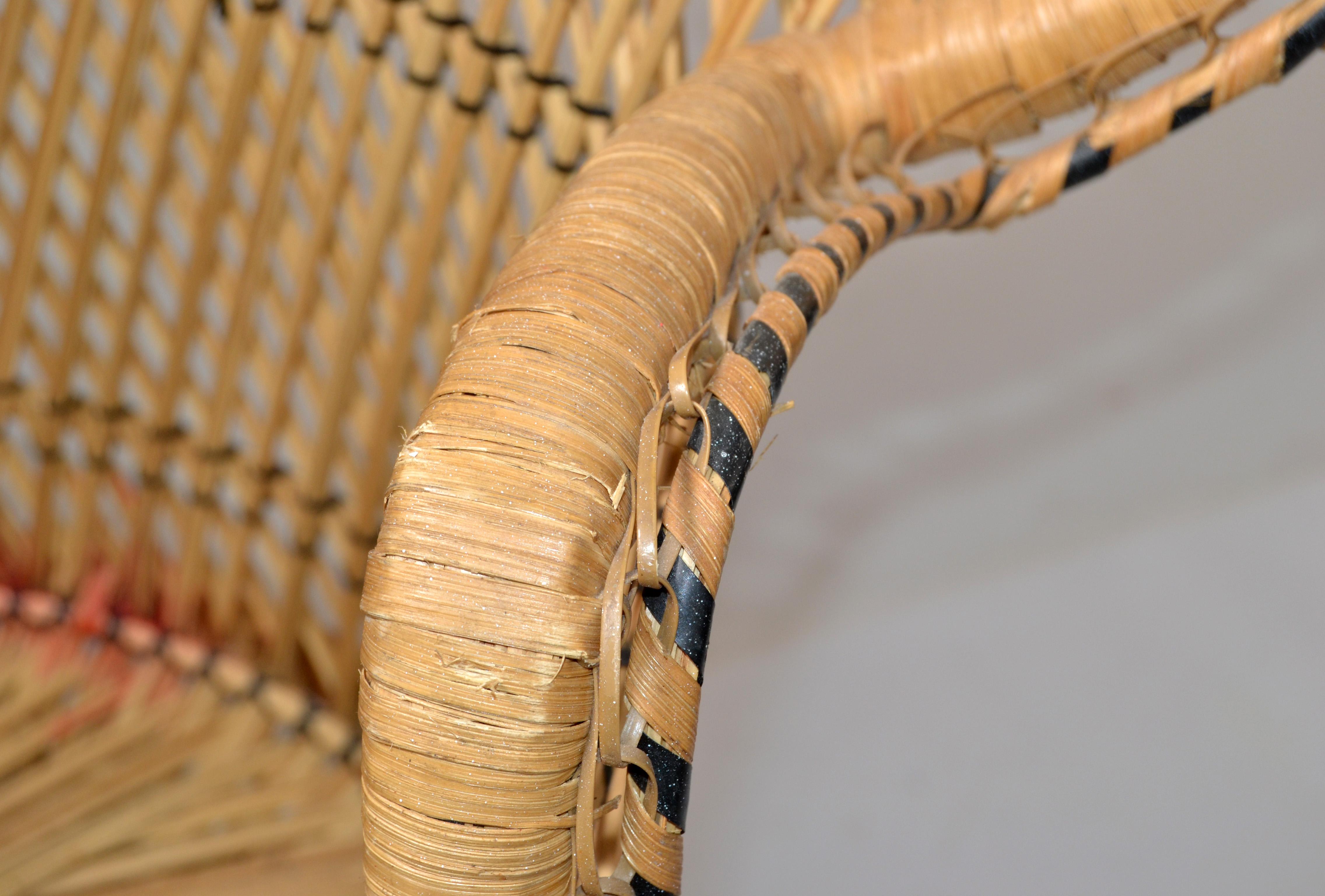 Vimini Sedia vintage bohémien in vimini beige e nero, in rattan, con pavone in giunco in vendita