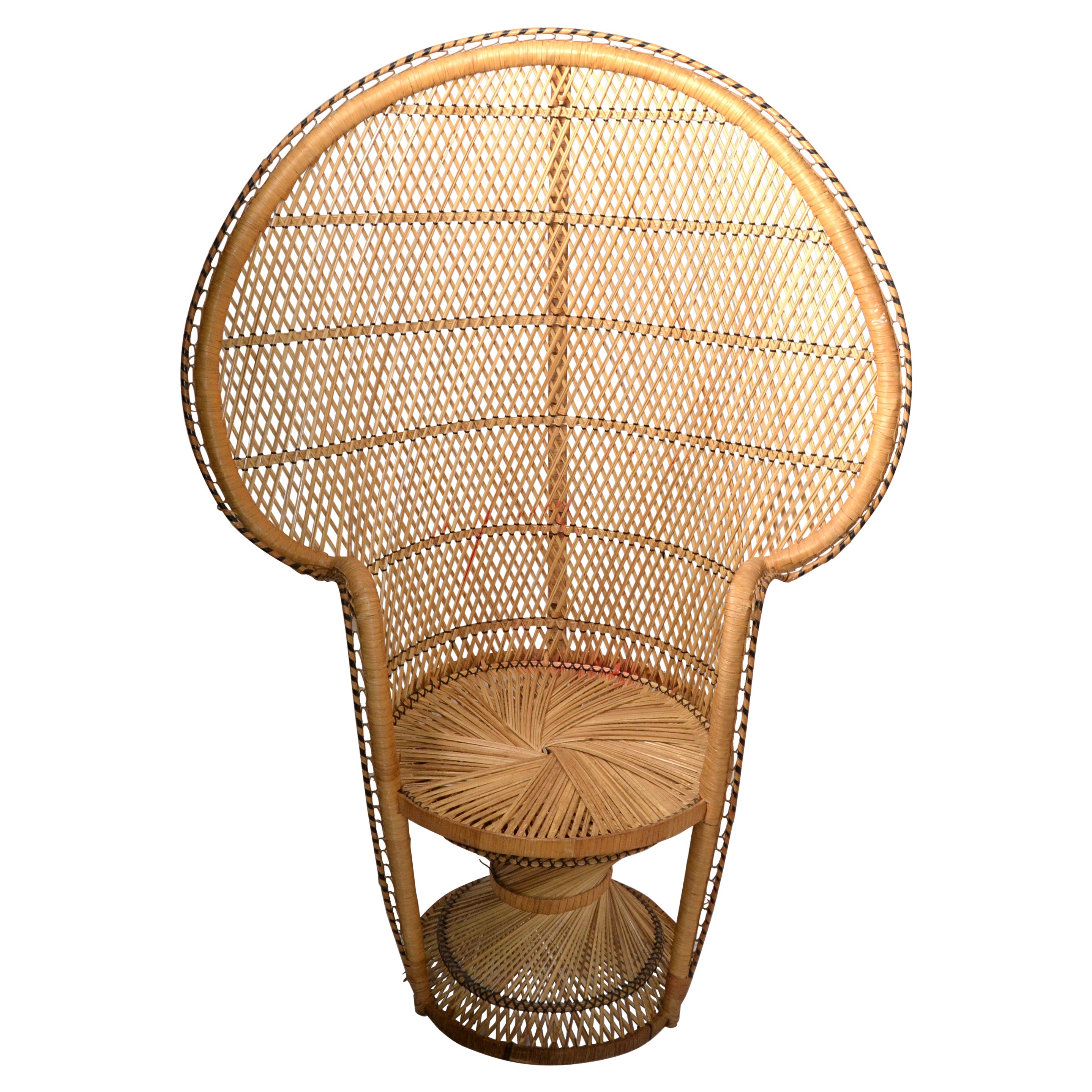 Bohemian Vintage Handgefertigter Pfauenstuhl aus Korbweide, Rattan und Schilf in Beige & Schwarz, Bohemian Vintage