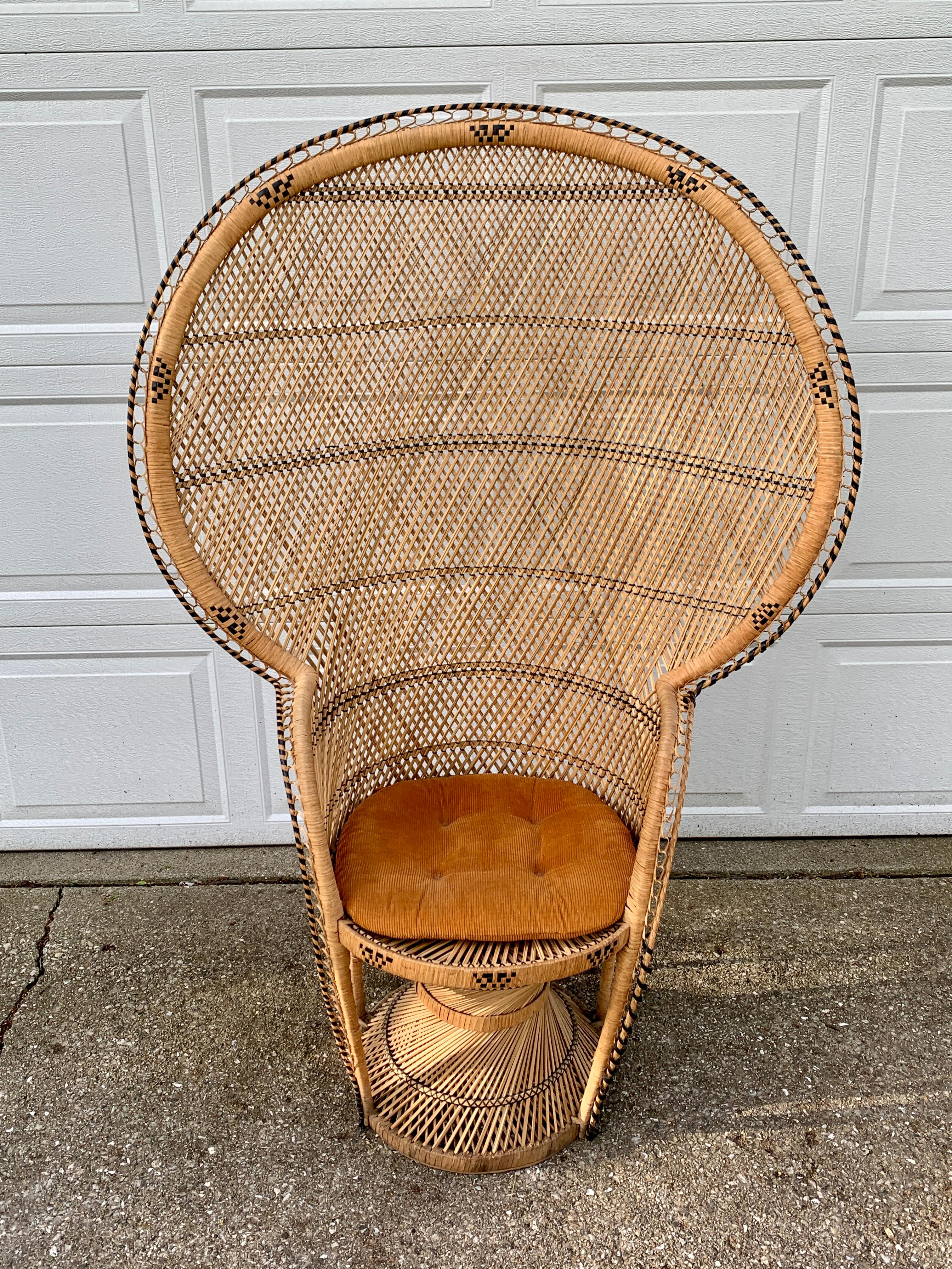 Magnifique chaise paon Icone de Bohème moderne du milieu du siècle.  

Circa 1970  

Rotin et osier tressés, avec un dossier en éventail à grande échelle.  

Dimensions : 40,5 