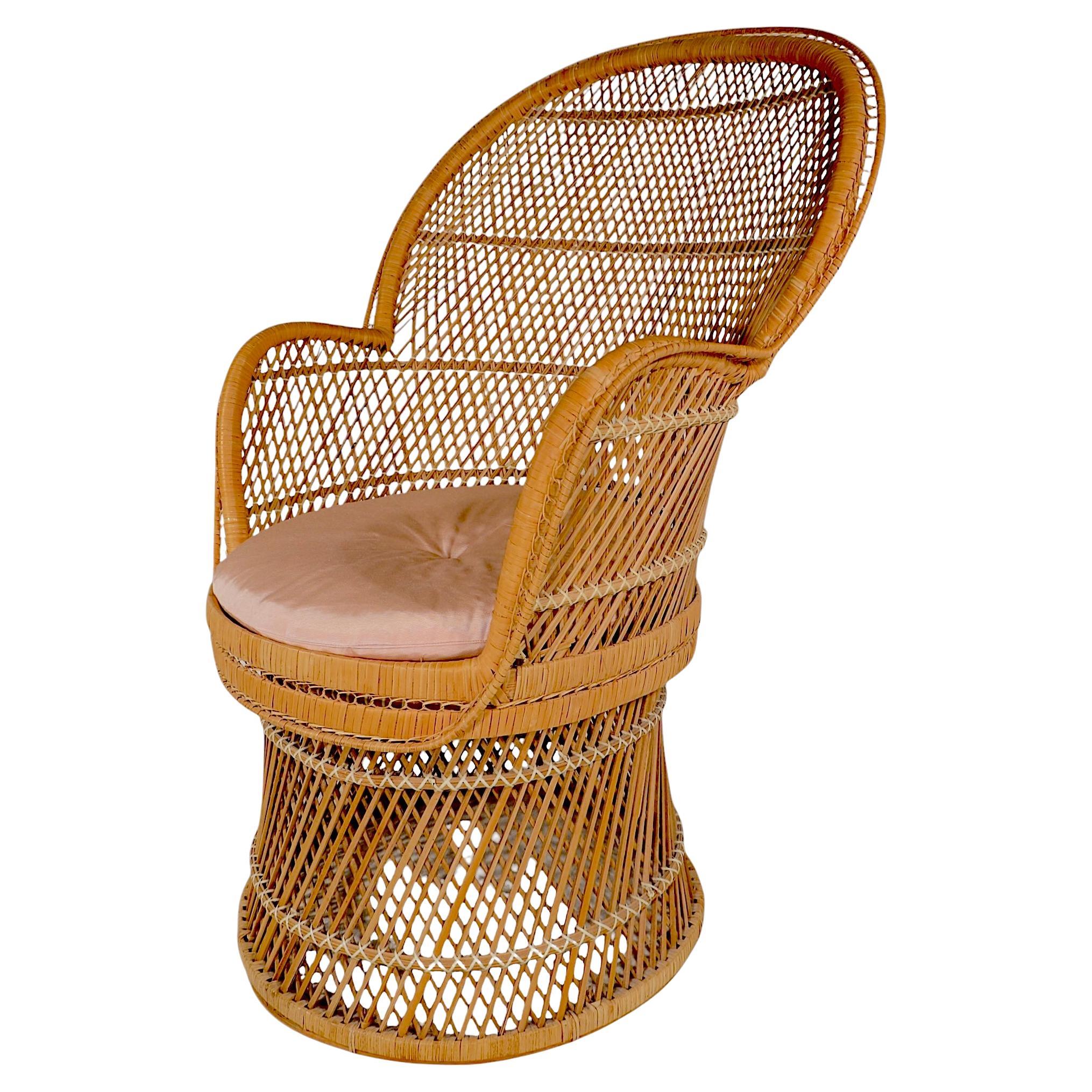 Poltrona in vimini intrecciato stile pavone vintage degli anni 1970/80. Questo esemplare, insolito nella versione con il retro più piccolo di questo classico, è in ottime condizioni, pulito e originale, e presenta solo una leggera usura estetica,