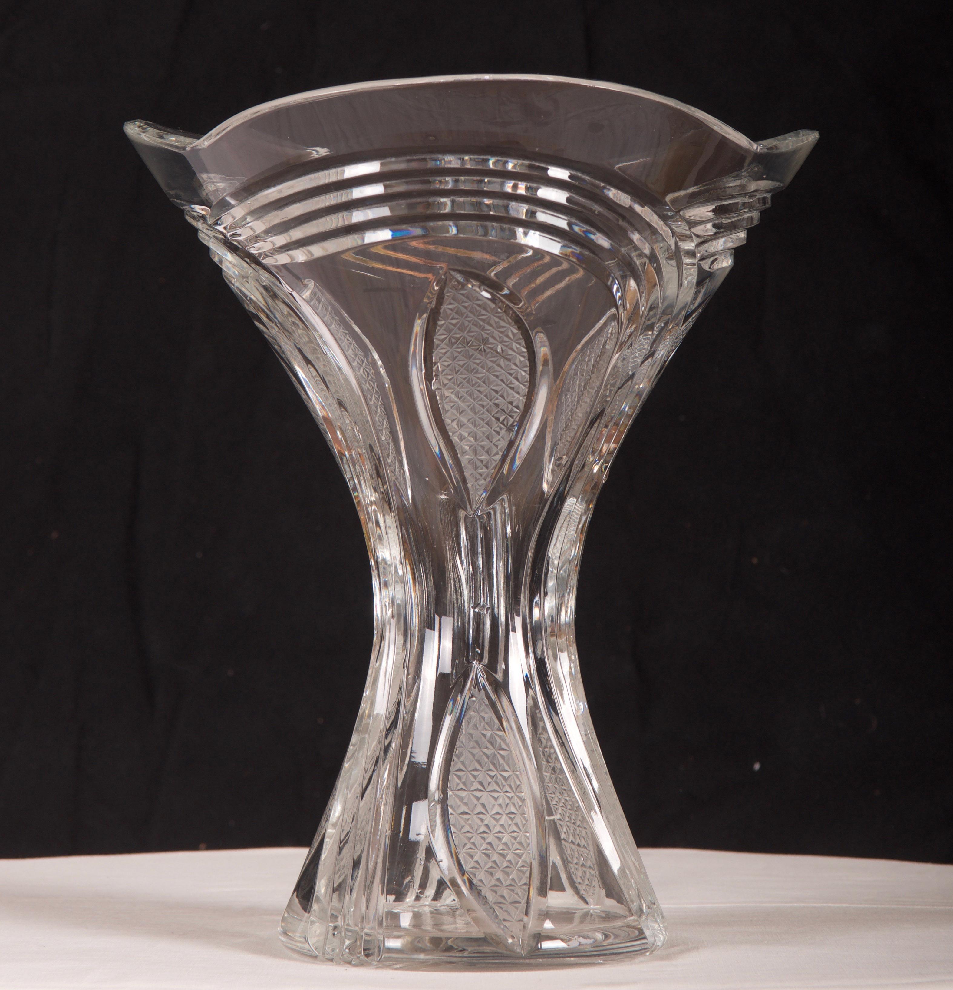 Vase aus geschliffenem Kristall, hergestellt in den 1970er Jahren in einer der böhmischen Glashütten.