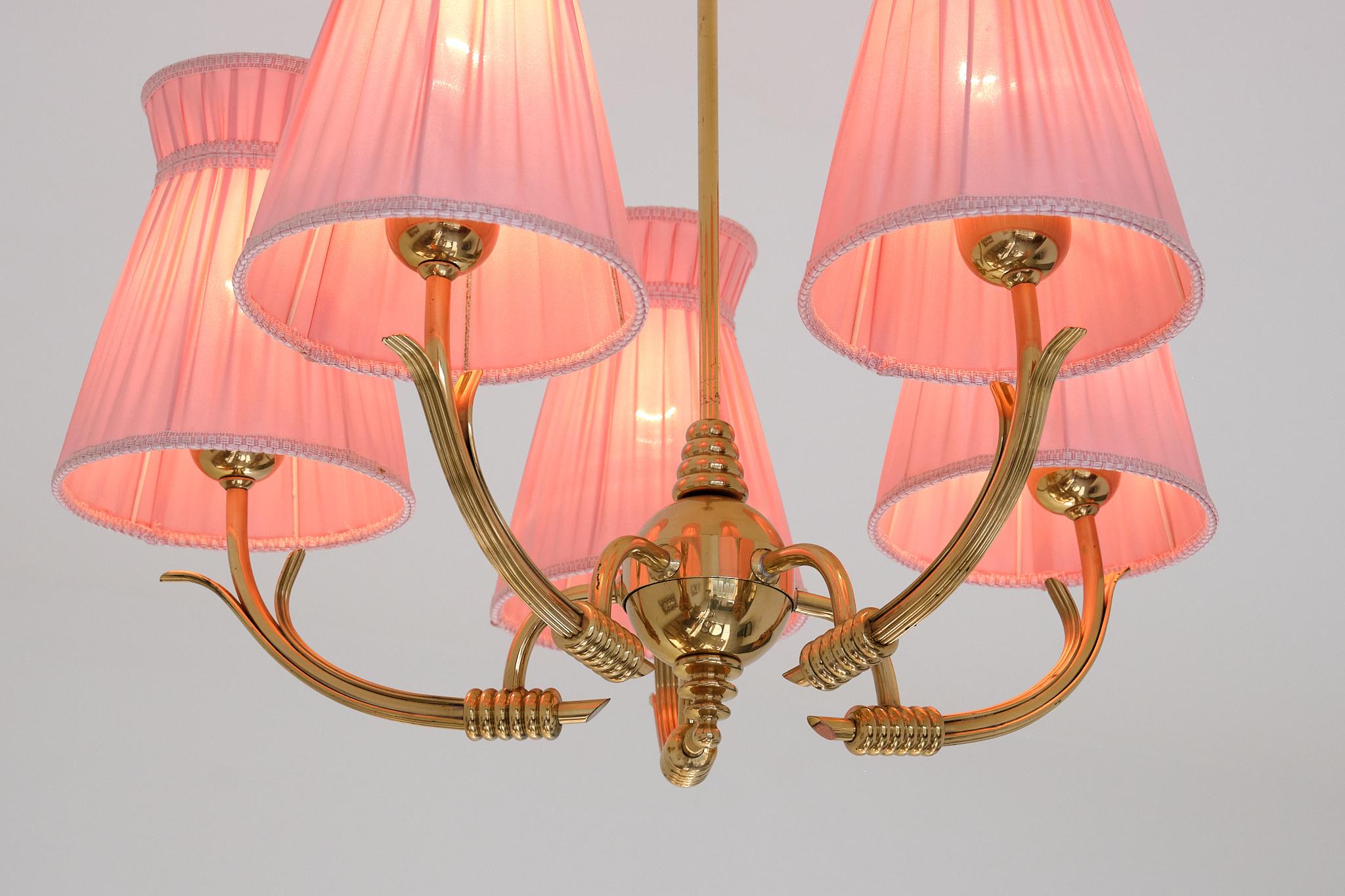 Lustre à cinq bras de lumière en laiton avec abat-jour rose, attribué à Böhlmarks, Suède, années 1940 en vente 3