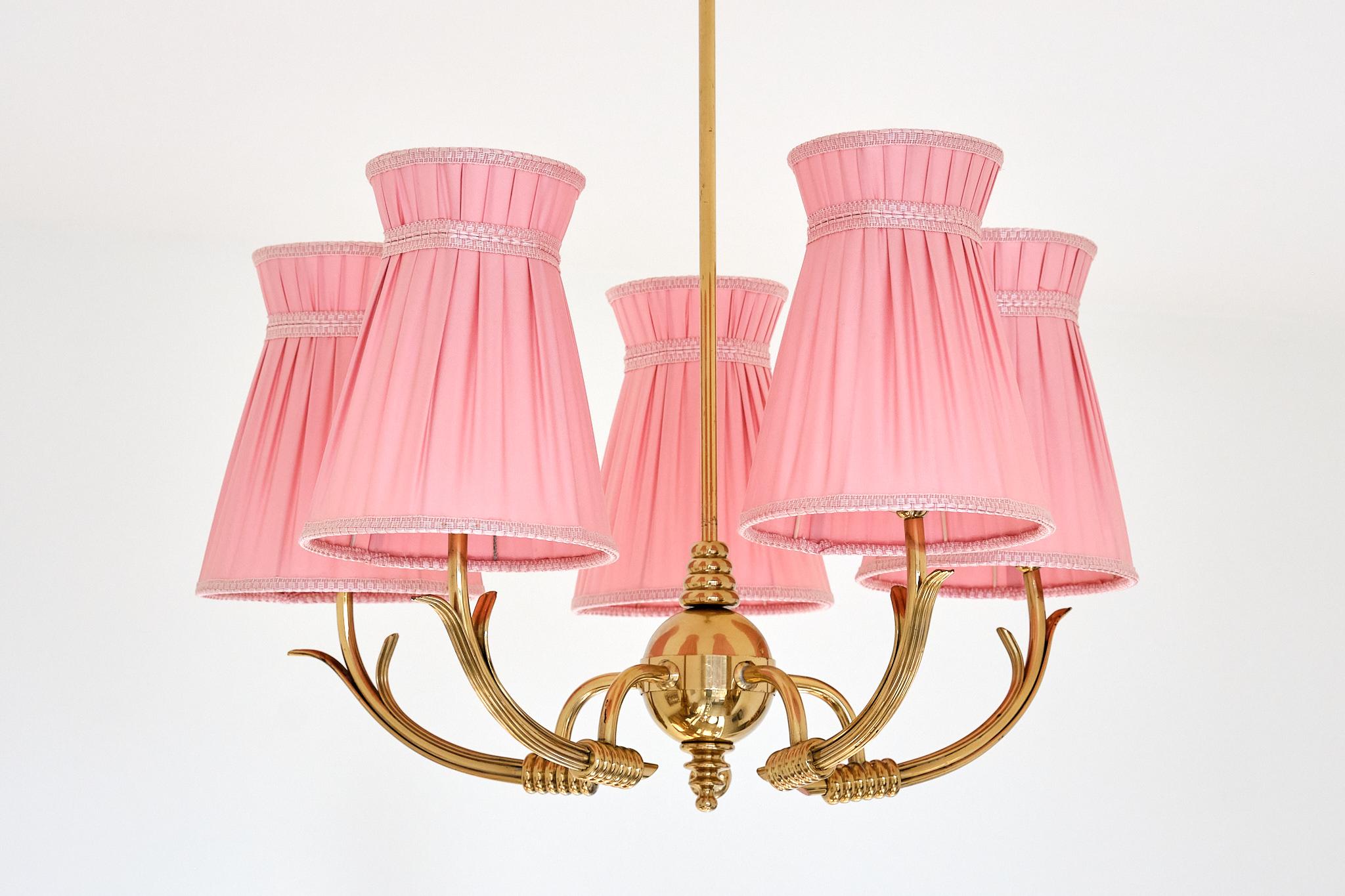 Lustre à cinq bras de lumière en laiton avec abat-jour rose, attribué à Böhlmarks, Suède, années 1940 en vente 4