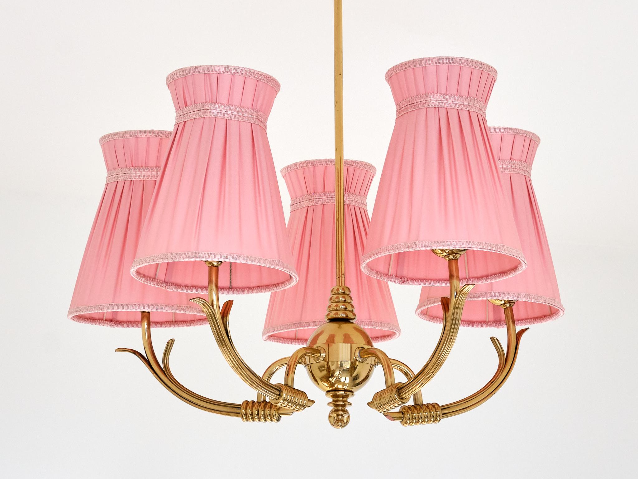 Lustre à cinq bras de lumière en laiton avec abat-jour rose, attribué à Böhlmarks, Suède, années 1940 en vente 6