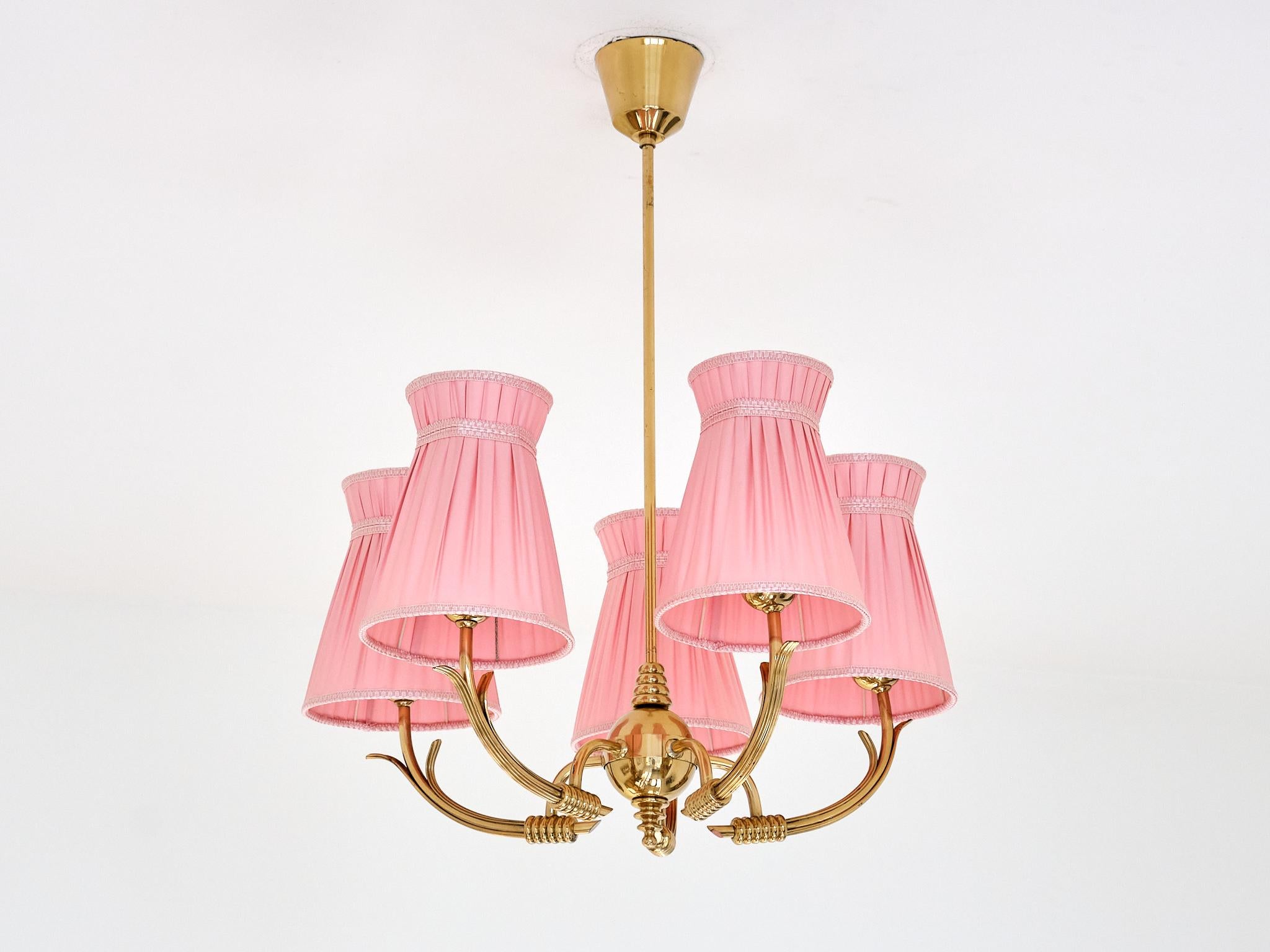 Suédois Lustre à cinq bras de lumière en laiton avec abat-jour rose, attribué à Böhlmarks, Suède, années 1940 en vente