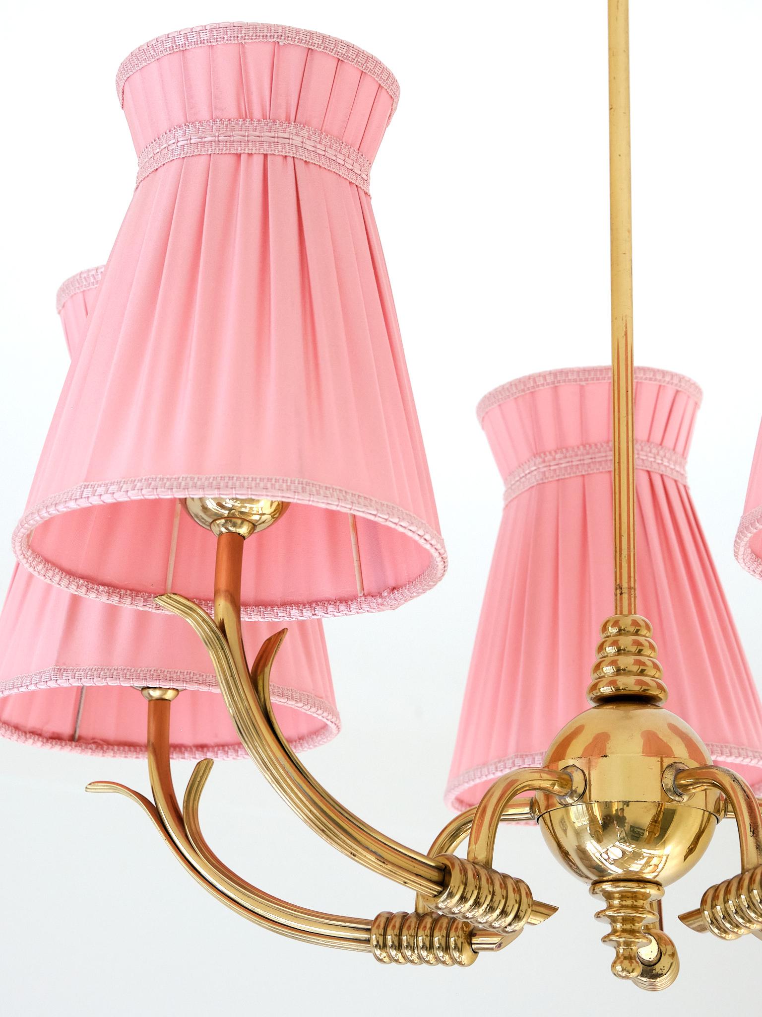 Lustre à cinq bras de lumière en laiton avec abat-jour rose, attribué à Böhlmarks, Suède, années 1940 Bon état - En vente à The Hague, NL
