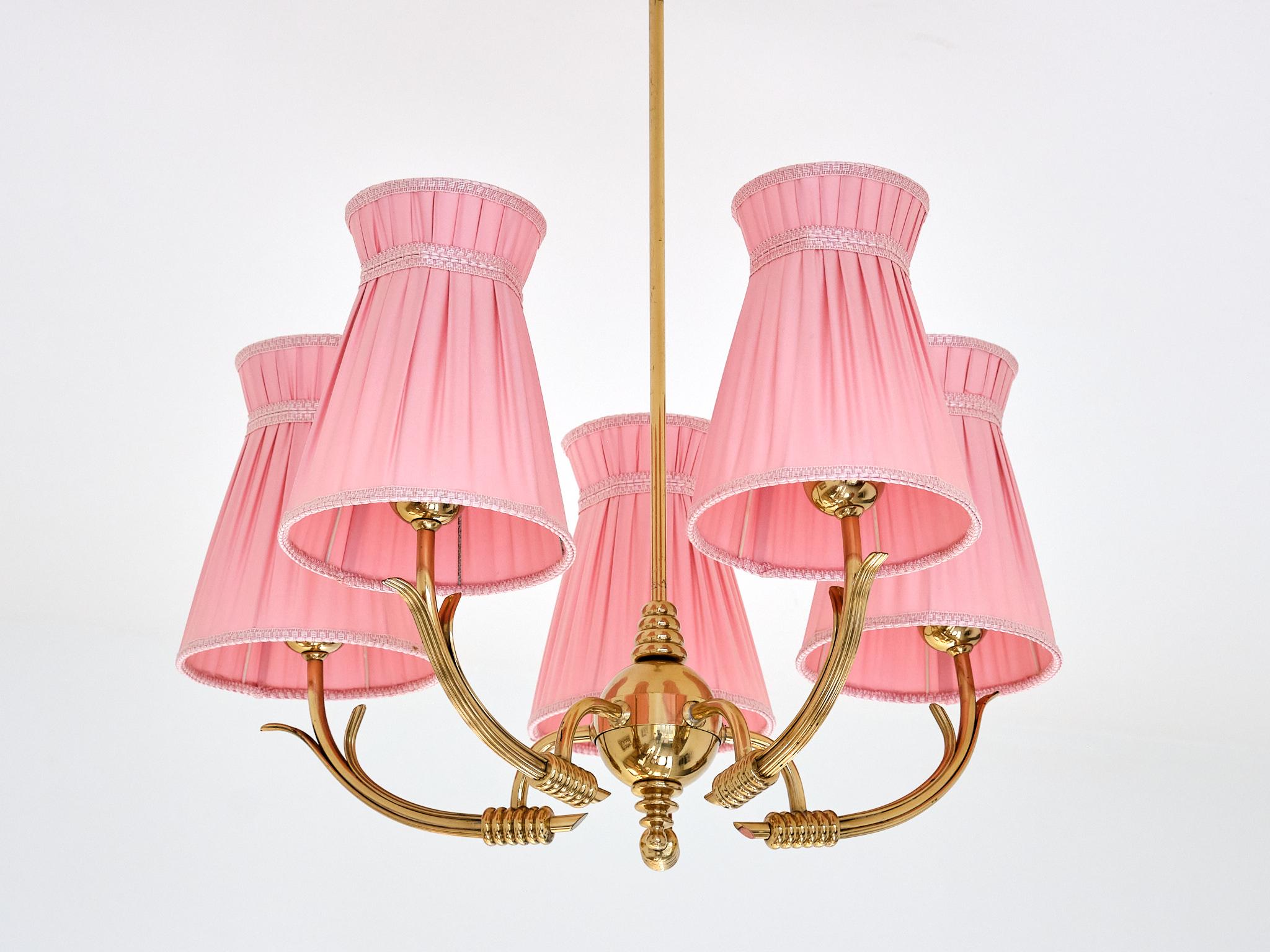 Milieu du XXe siècle Lustre à cinq bras de lumière en laiton avec abat-jour rose, attribué à Böhlmarks, Suède, années 1940 en vente
