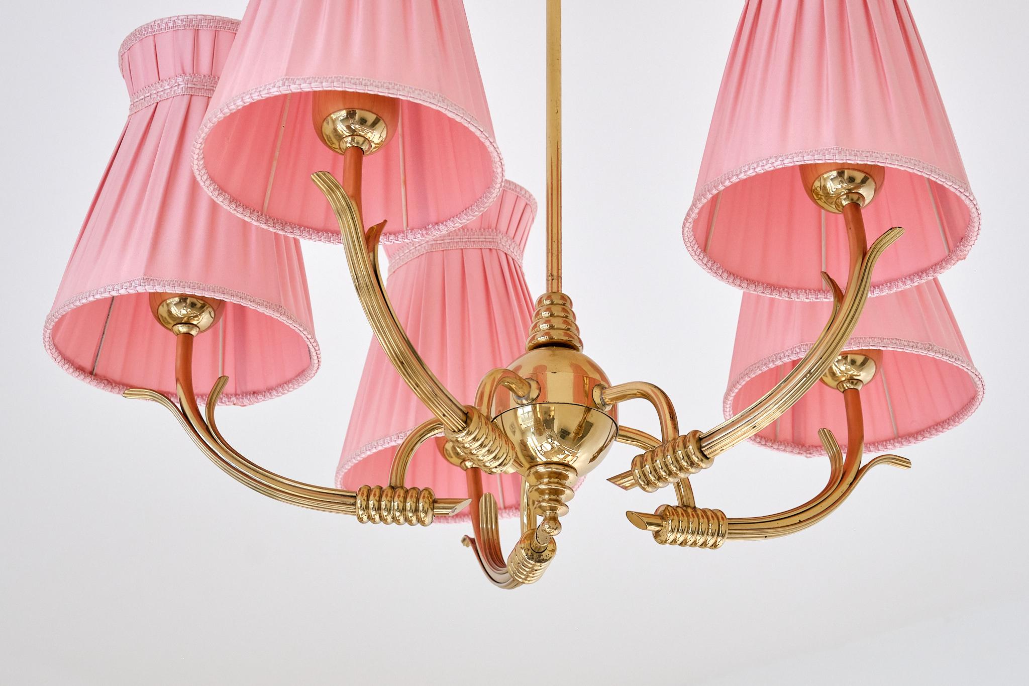 Laiton Lustre à cinq bras de lumière en laiton avec abat-jour rose, attribué à Böhlmarks, Suède, années 1940 en vente
