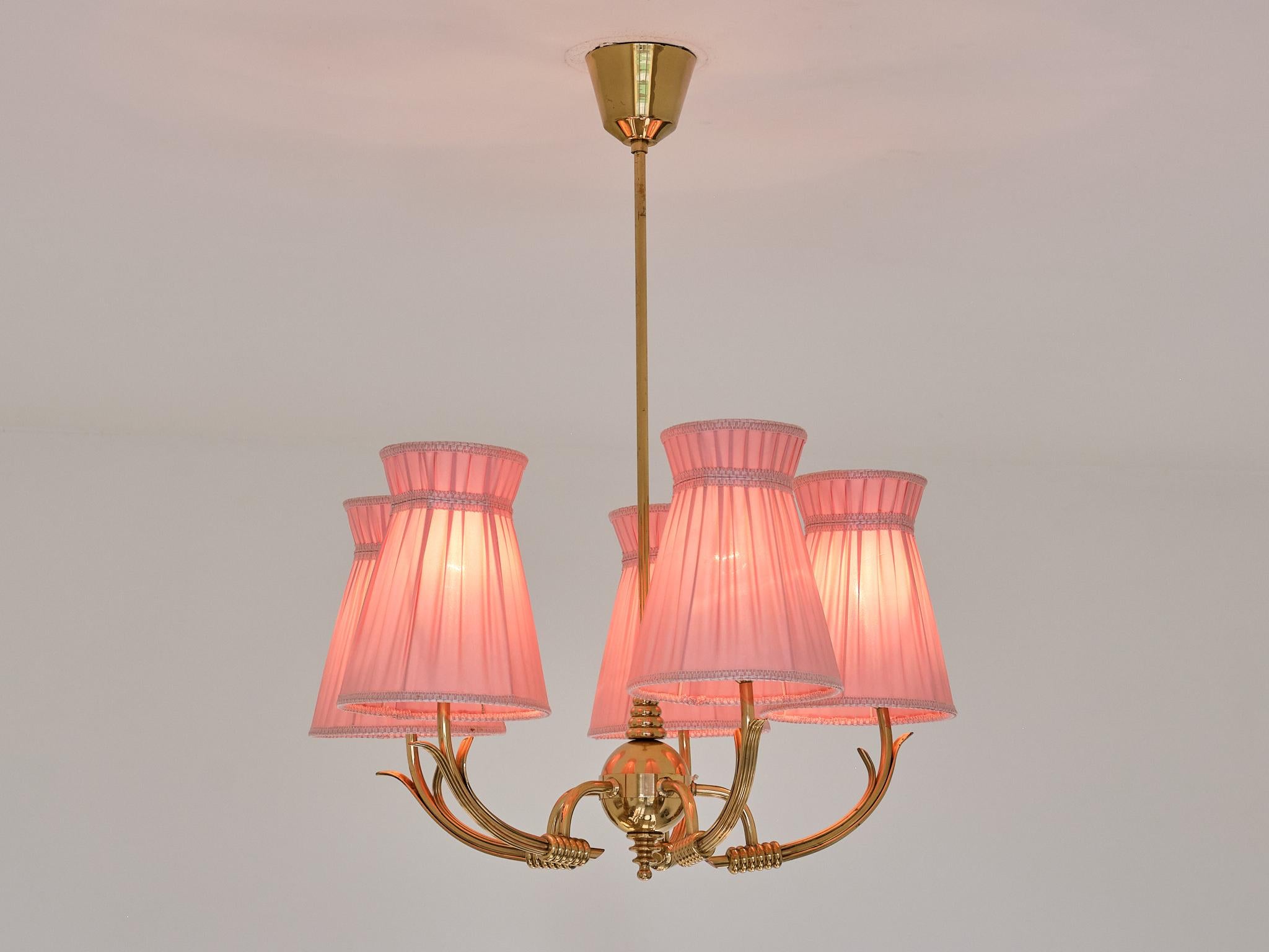 Lustre à cinq bras de lumière en laiton avec abat-jour rose, attribué à Böhlmarks, Suède, années 1940 en vente 1