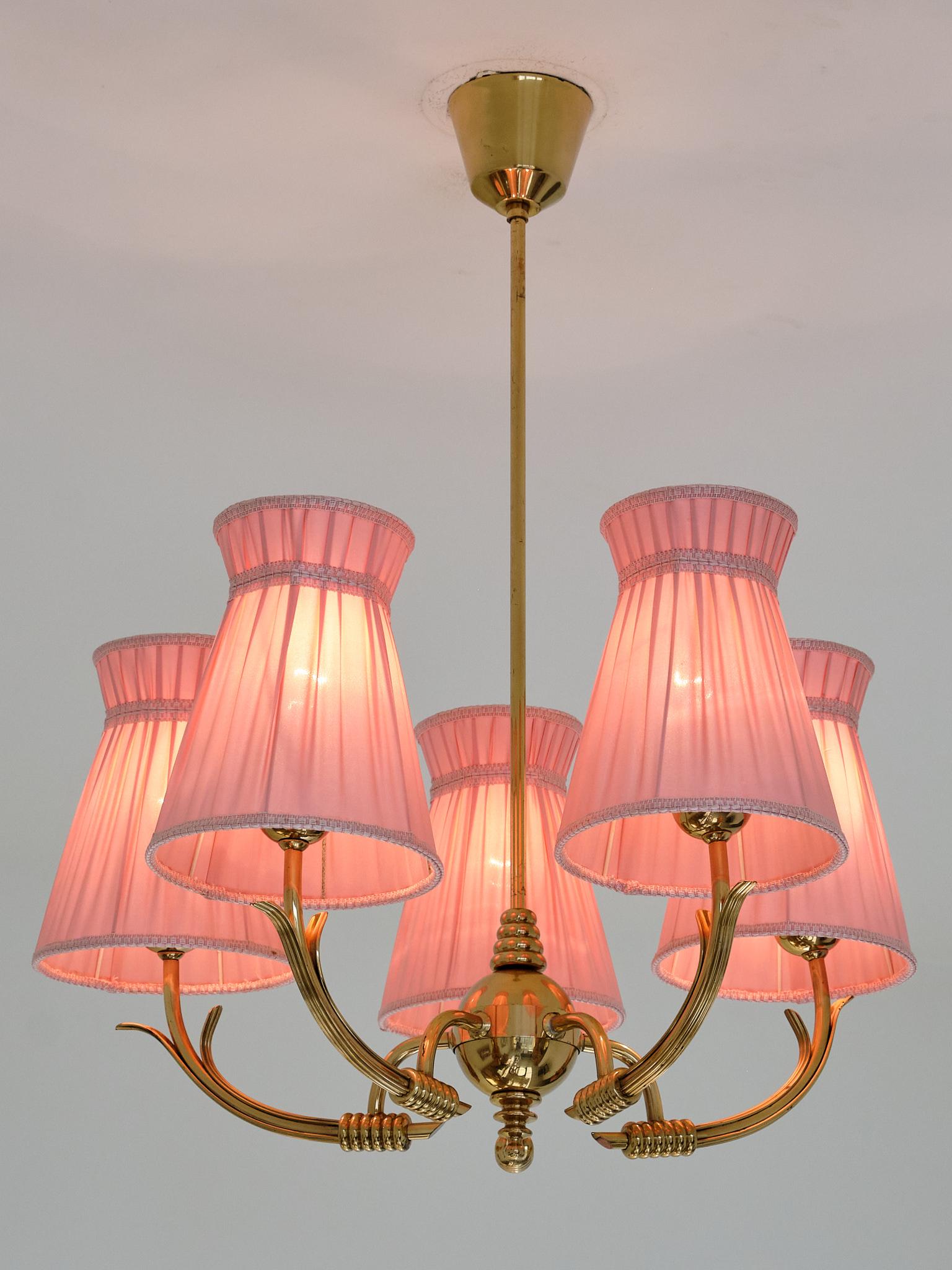 Lustre à cinq bras de lumière en laiton avec abat-jour rose, attribué à Böhlmarks, Suède, années 1940 en vente 2