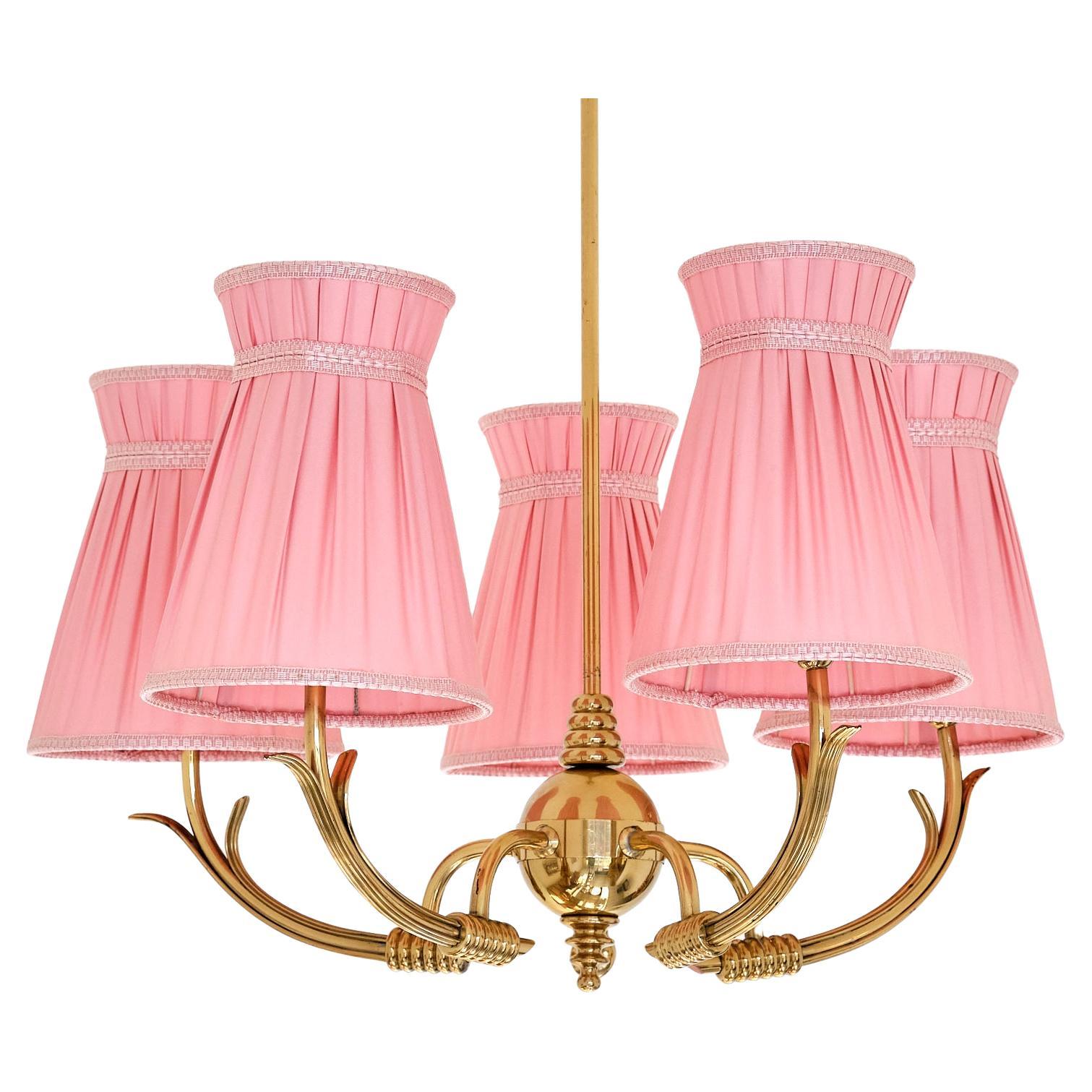 Lampadario a cinque bracci in ottone con paralumi rosa attribuito a Böhlmarks, Svezia, anni '40